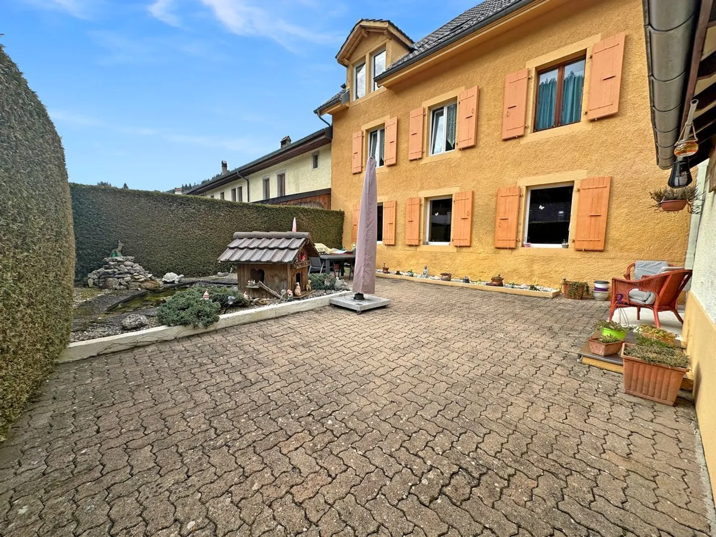 Una casa piena di potenziale a Buttes, ideale per vari progetti - Foto 1 di 13