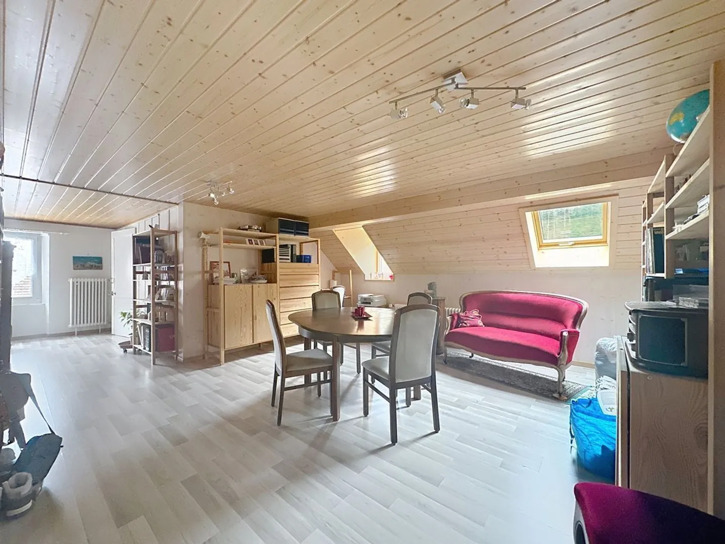 Una casa piena di potenziale a Buttes, ideale per vari progetti - Foto 3 di 13