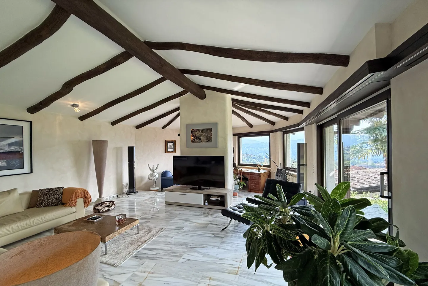 BELLE VILLA 5.5 PIÈCES VUE SUR LE LAC AVEC PISCINE INTÉRIEURE À PURA - Photo 1 sur 9