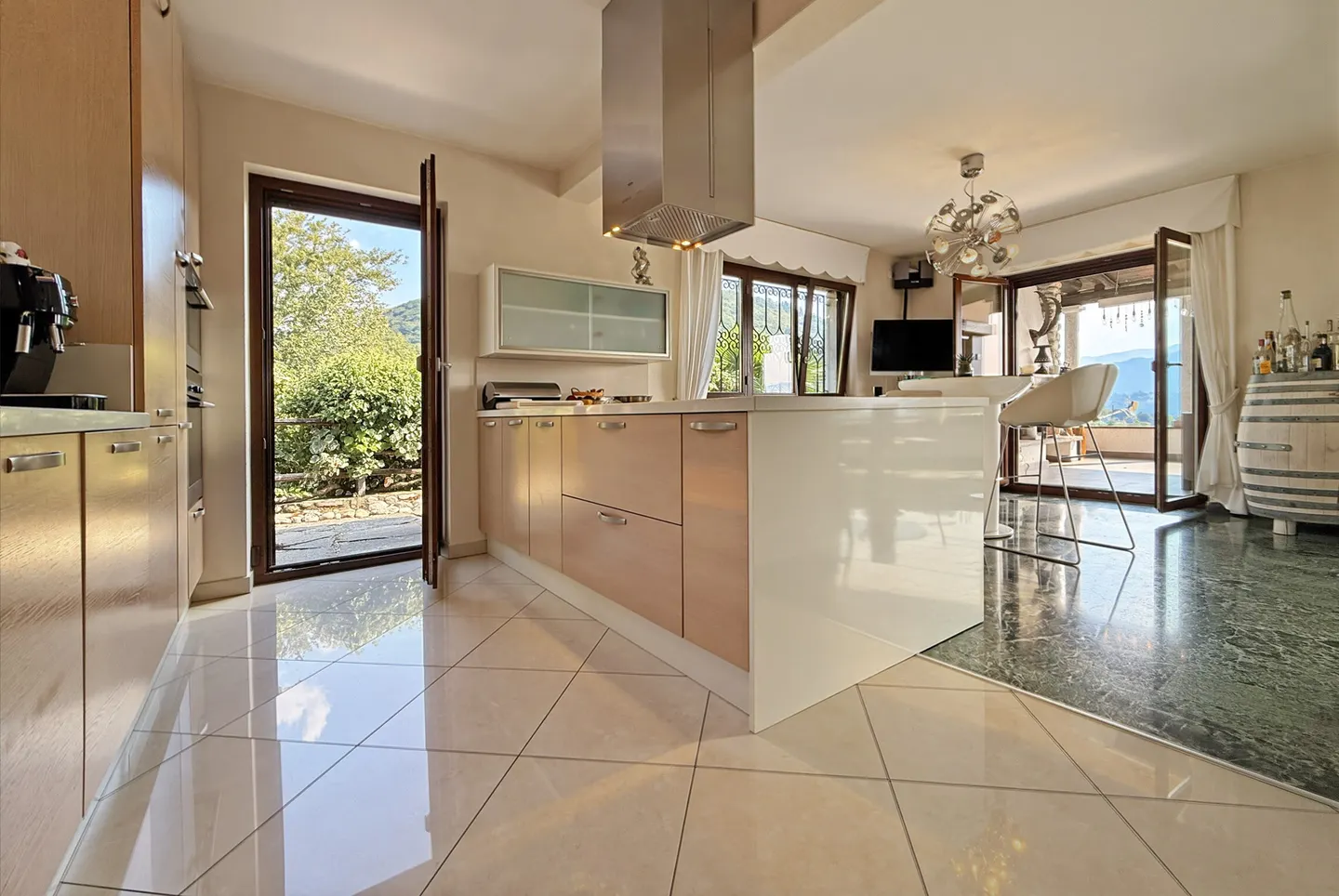 BELLE VILLA 5.5 PIÈCES VUE SUR LE LAC AVEC PISCINE INTÉRIEURE À PURA - Photo 4 sur 9
