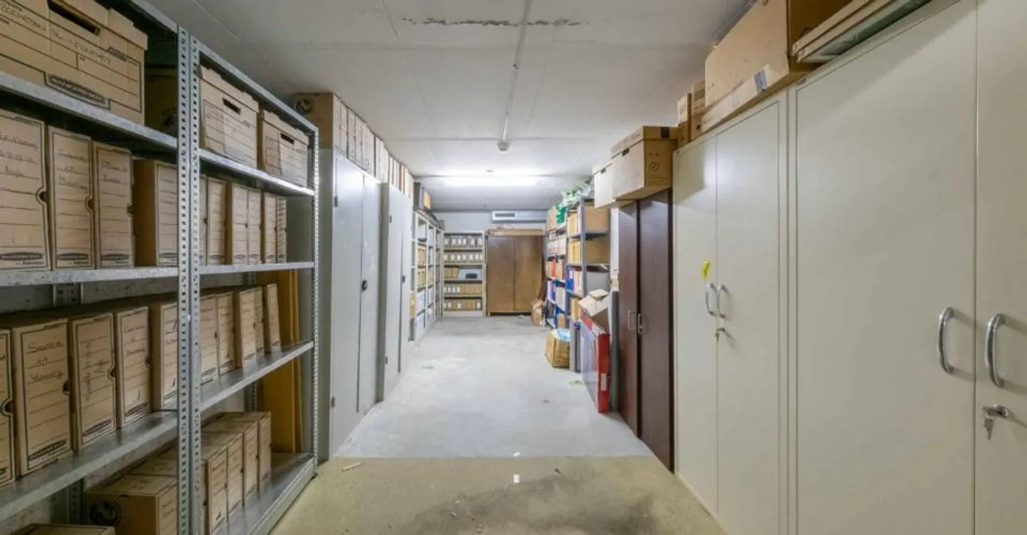 Spazio commerciale con deposito e parcheggio - Centro città - Foto 7 di 10