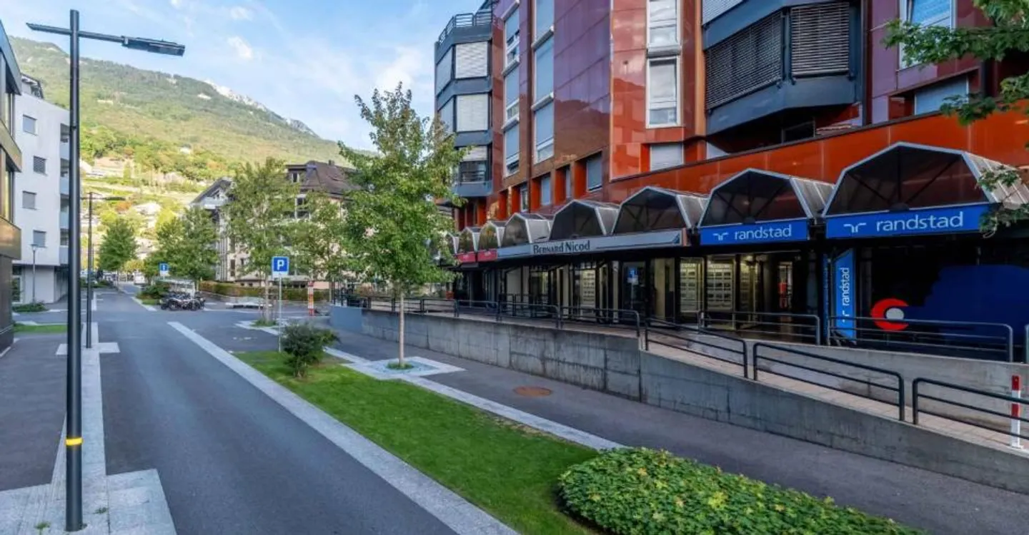 Spazio commerciale con deposito e parcheggio - Centro città - Foto 9 di 10