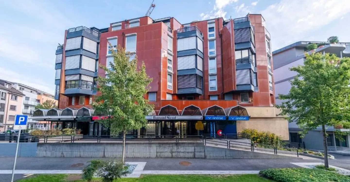Spazio commerciale con deposito e parcheggio - Centro città - Foto 10 di 10