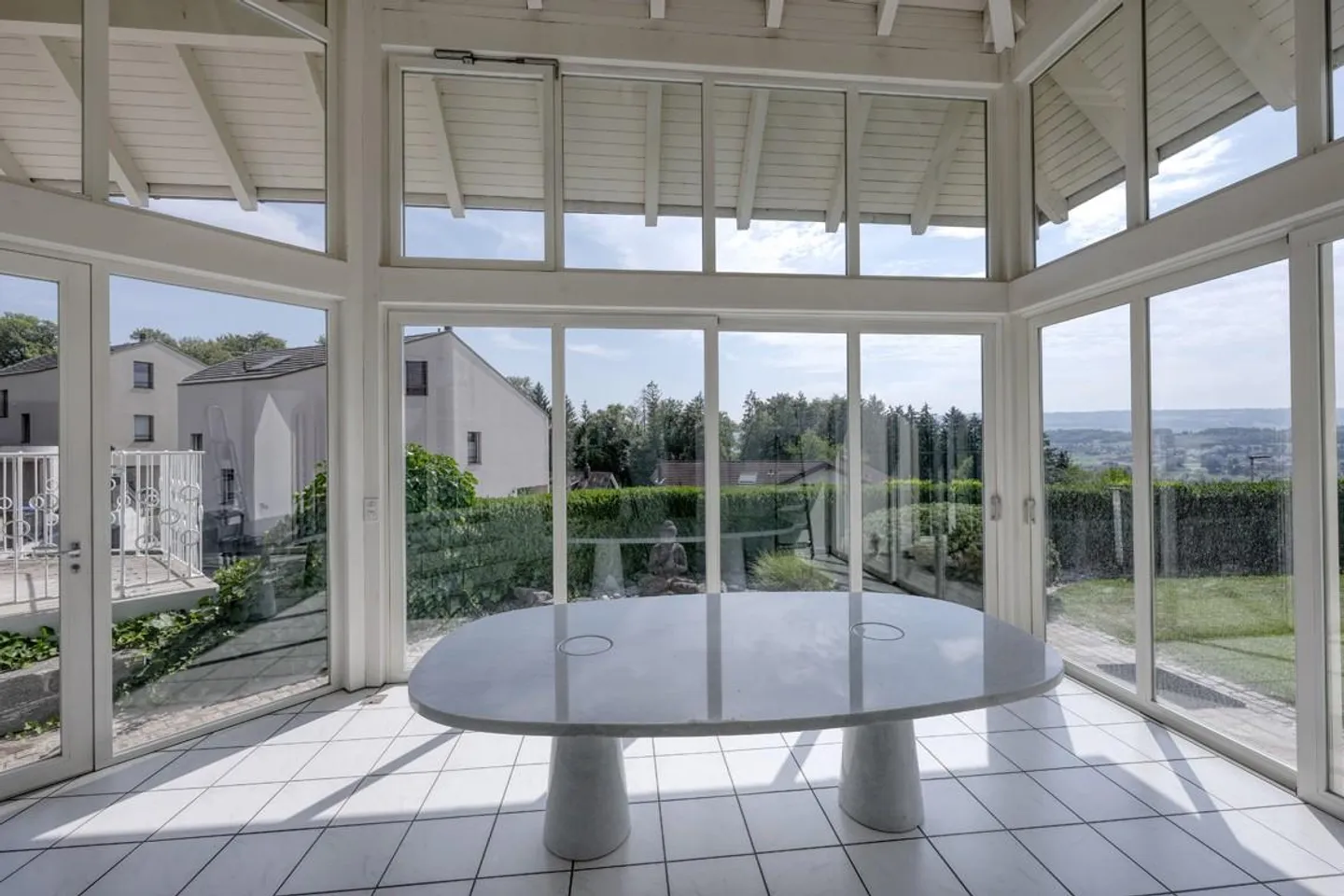 Spazioso, classico e moderno - Vivere con vista - Foto 2 di 9