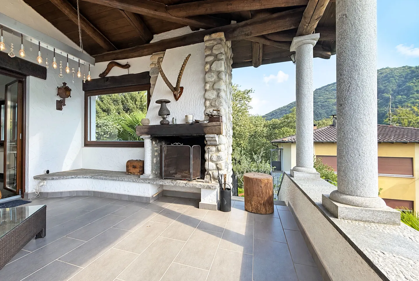 BELLE VILLA 5.5 PIÈCES VUE SUR LE LAC AVEC PISCINE INTÉRIEURE À PURA - Photo 6 sur 9