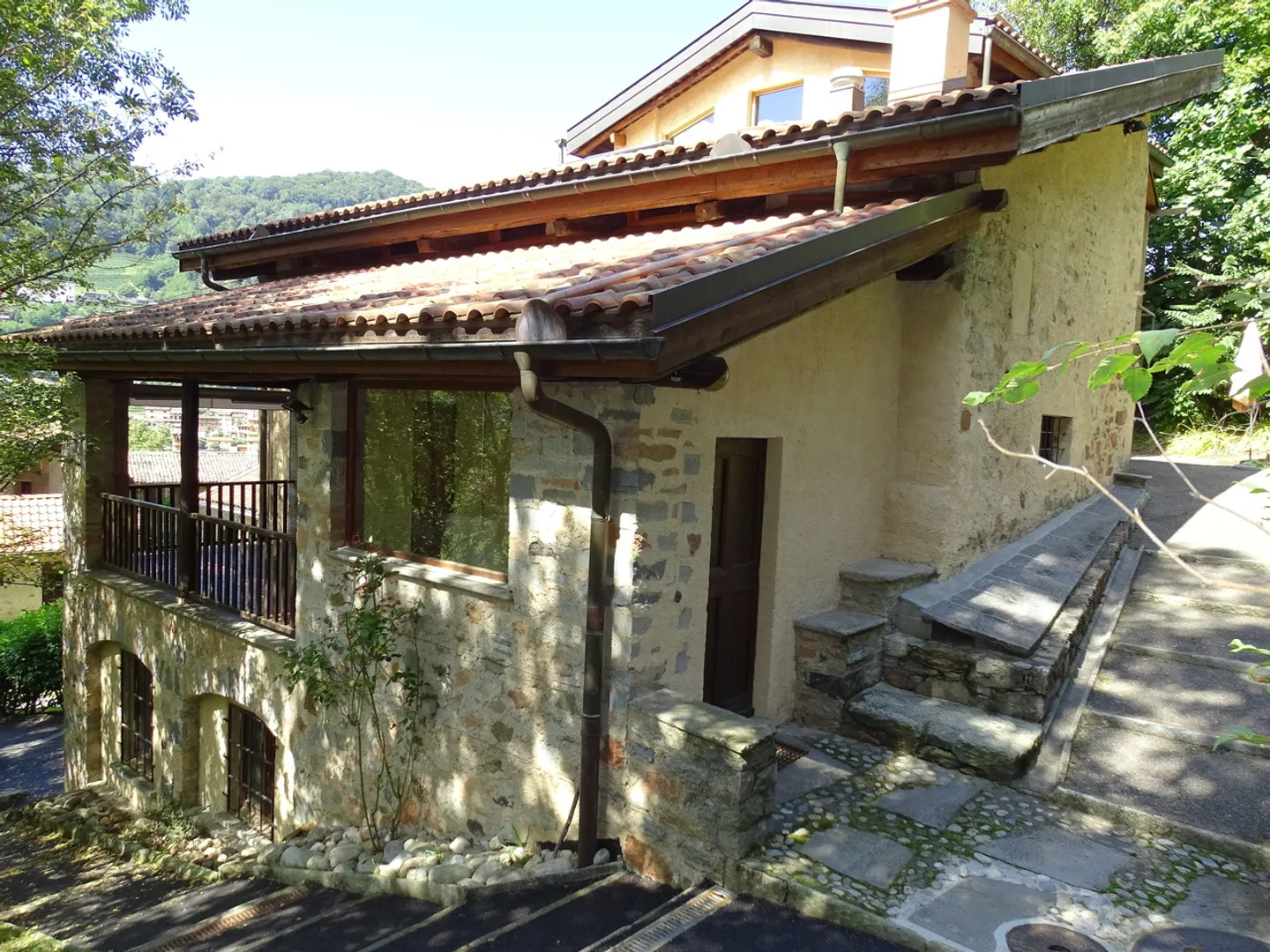 NUCLEO DI 3 CASE CON VIGNETO E MULINO DEL 1600 - Foto 3 di 15