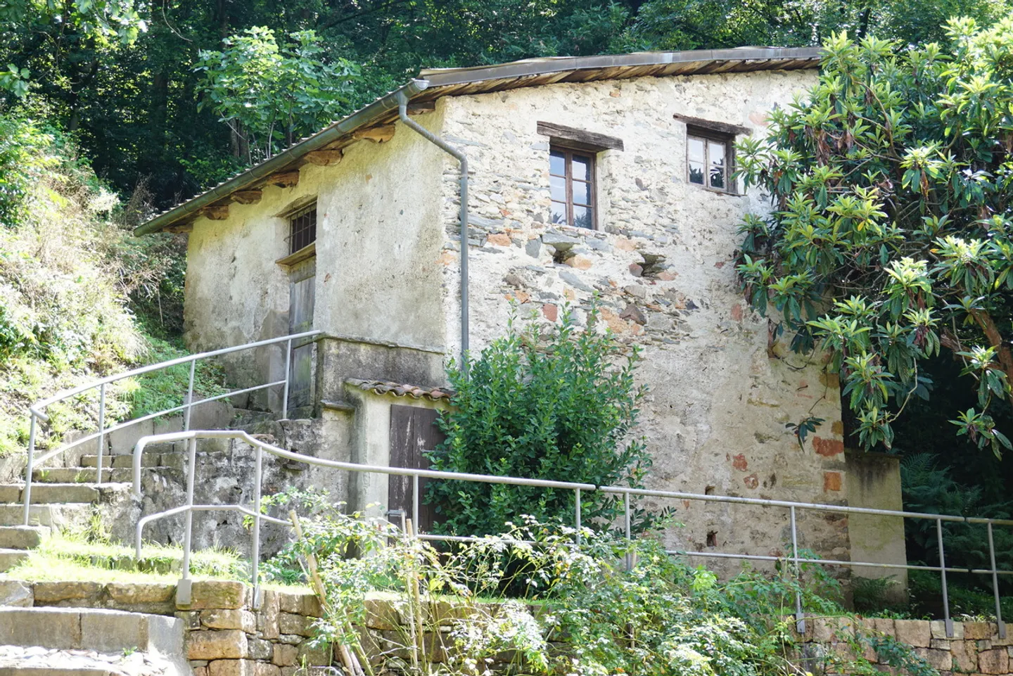 NUCLEO DI 3 CASE CON VIGNETO E MULINO DEL 1600 - Foto 10 di 15