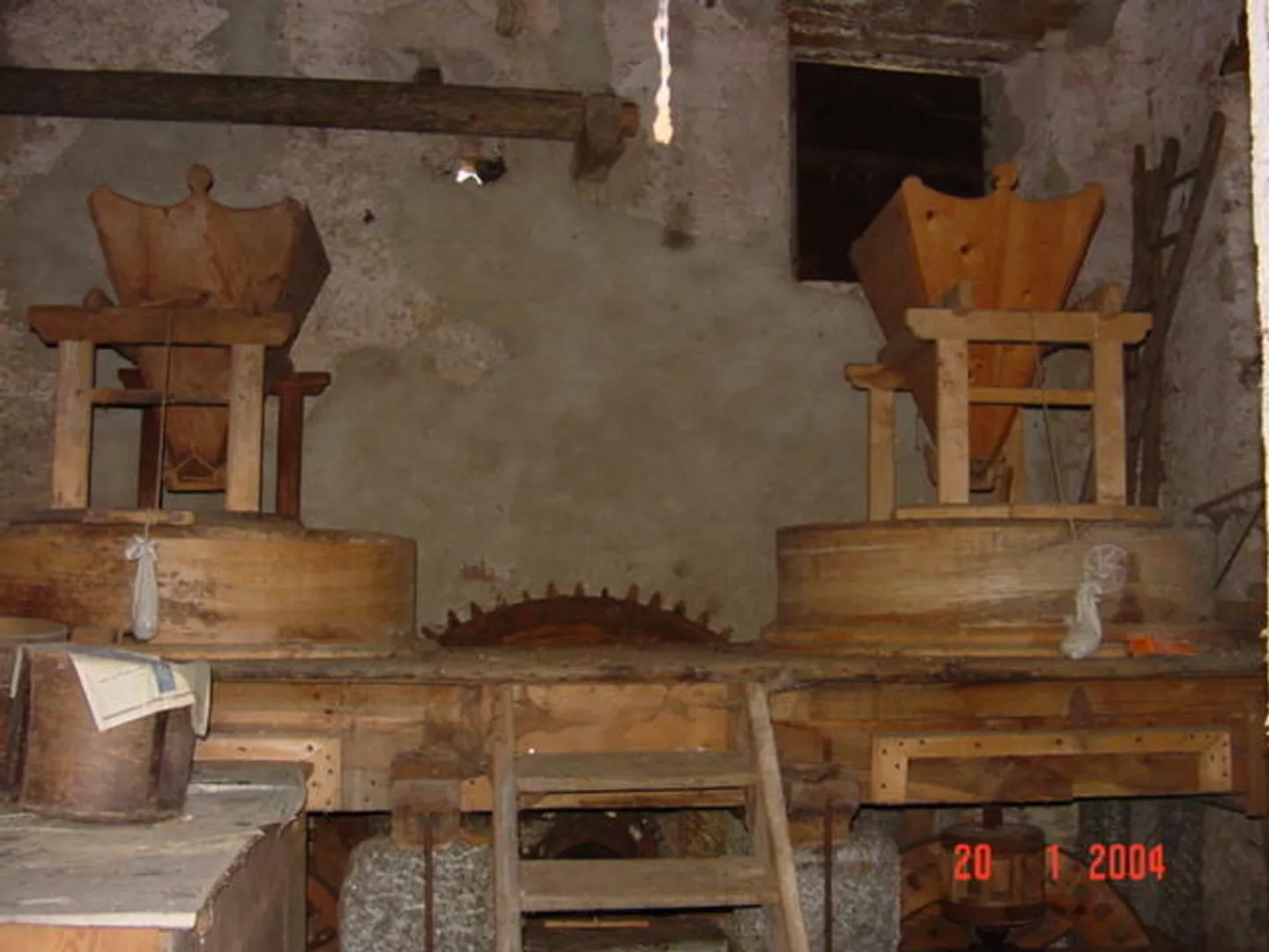 NUCLEO DI 3 CASE CON VIGNETO E MULINO DEL 1600 - Foto 13 di 15