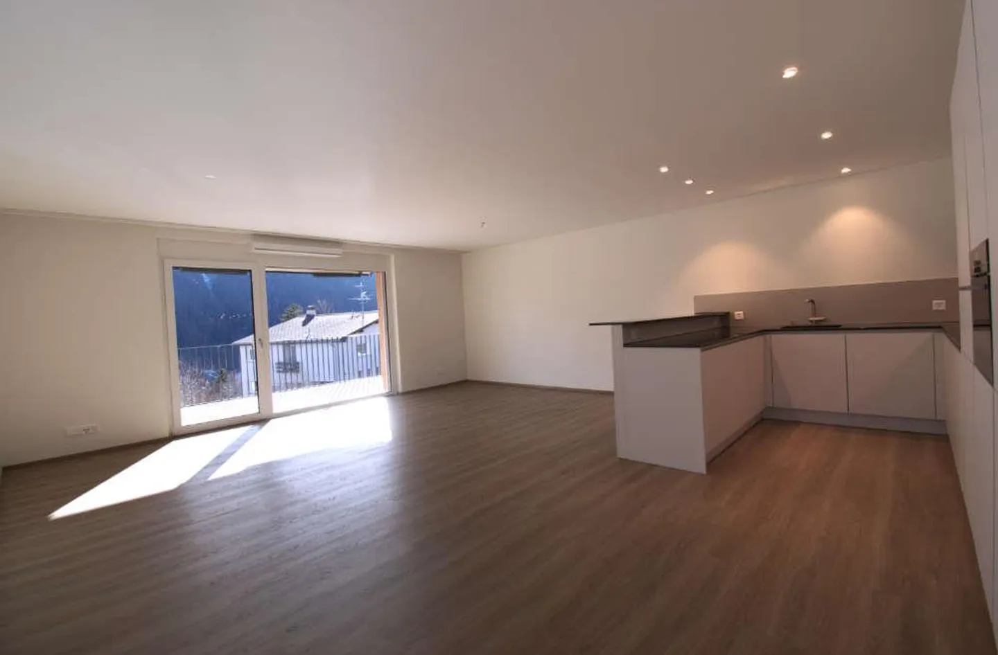 Spacious 4.5 Room Apartment with Beautiful View as Primary Residence - Photo 7 of 19