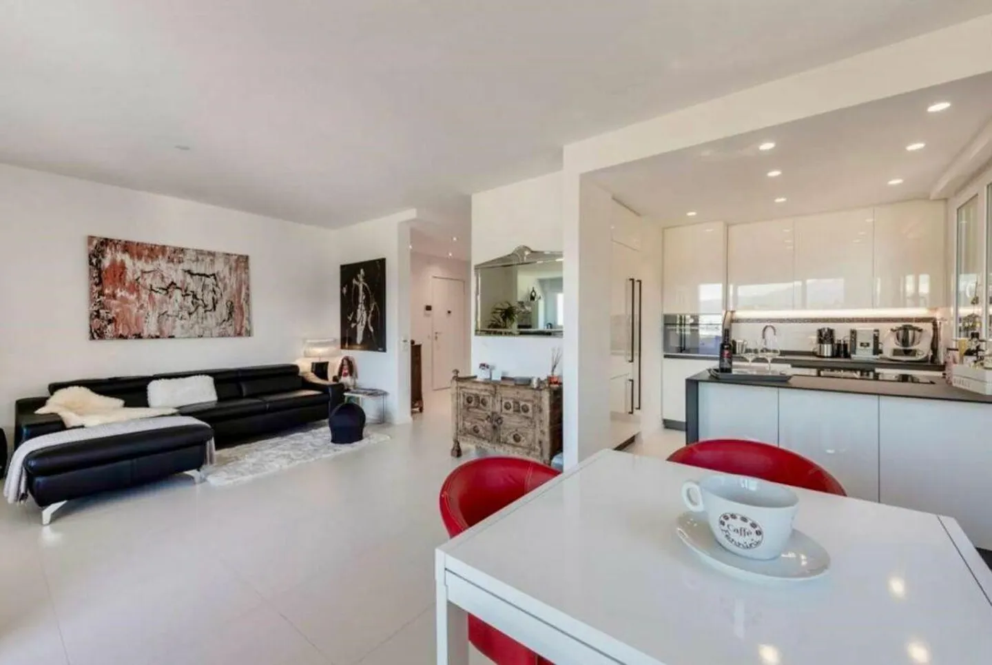 PARADISE · 3.5 ROOMS WITH LAKE VIEW - Photo 4 of 13