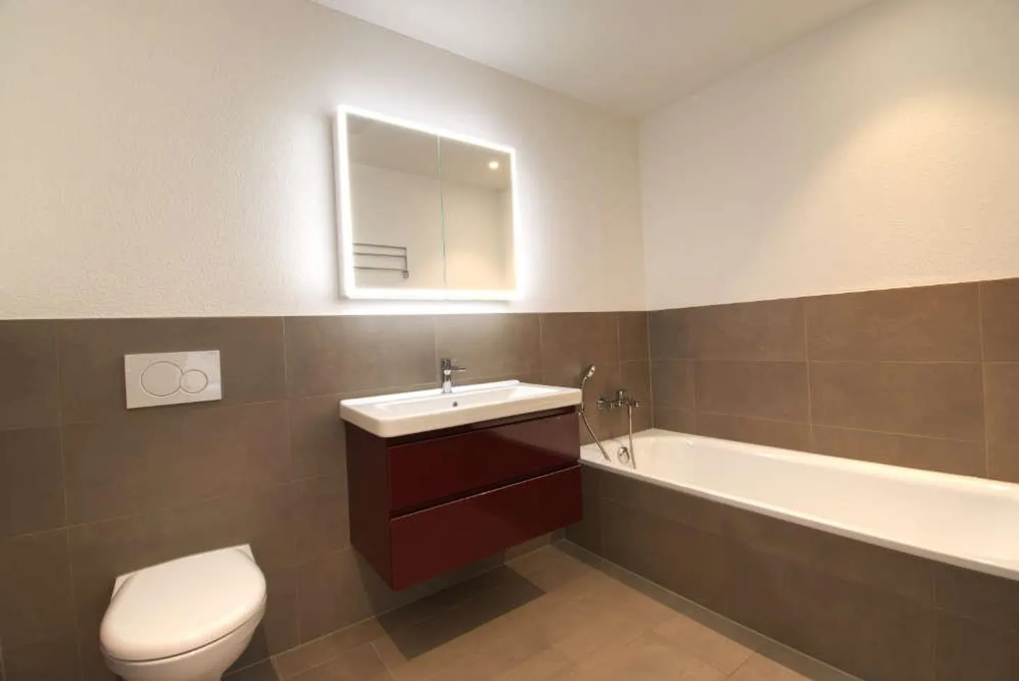 Spacious 4.5 Room Apartment with Beautiful View as Primary Residence - Photo 15 of 19