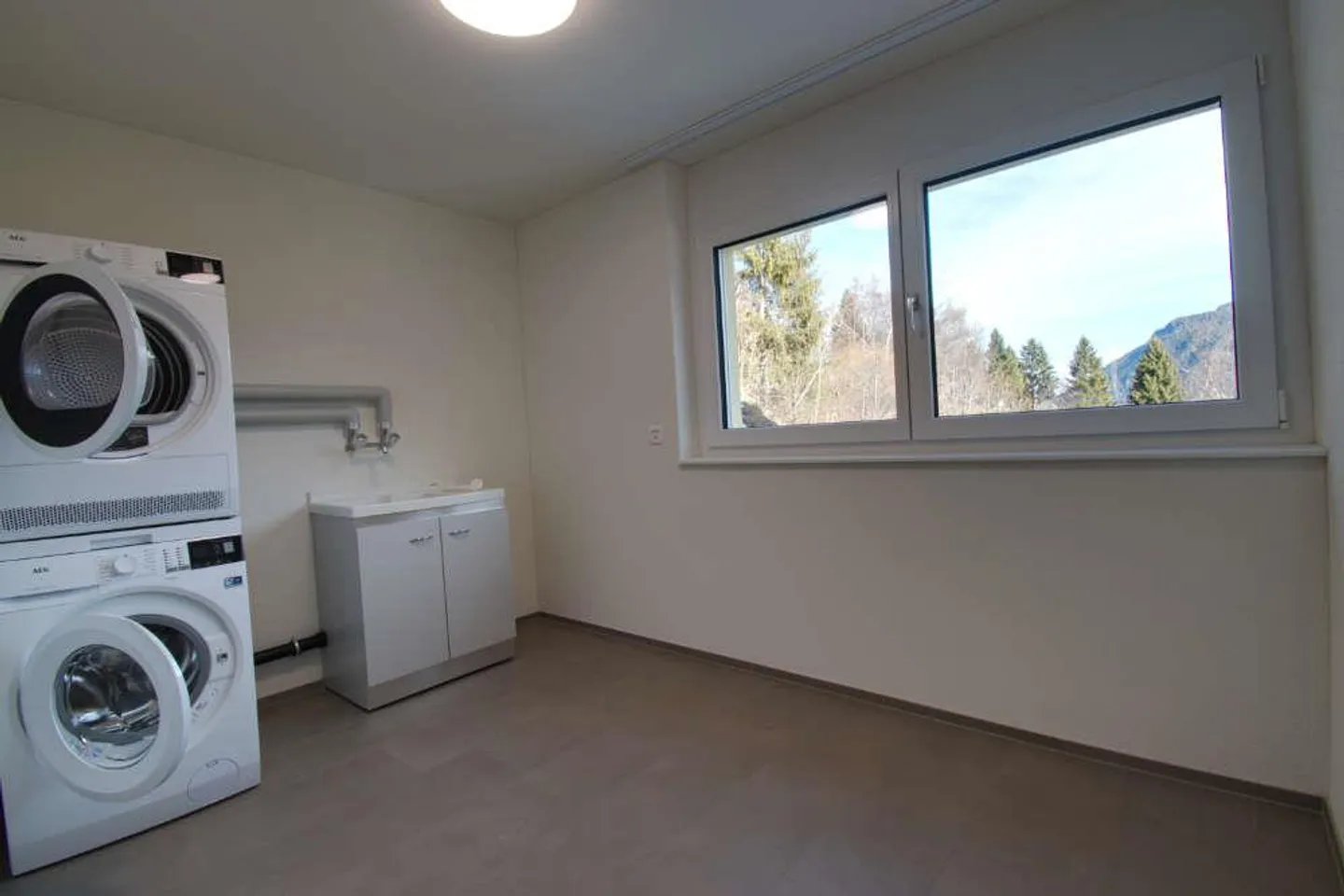 Spacious 4.5 Room Apartment with Beautiful View as Primary Residence - Photo 16 of 19