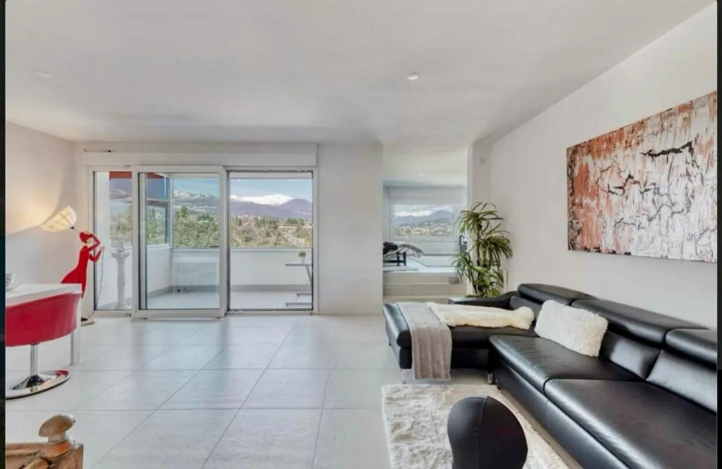 PARADISE · 3.5 ROOMS WITH LAKE VIEW - Photo 7 of 13