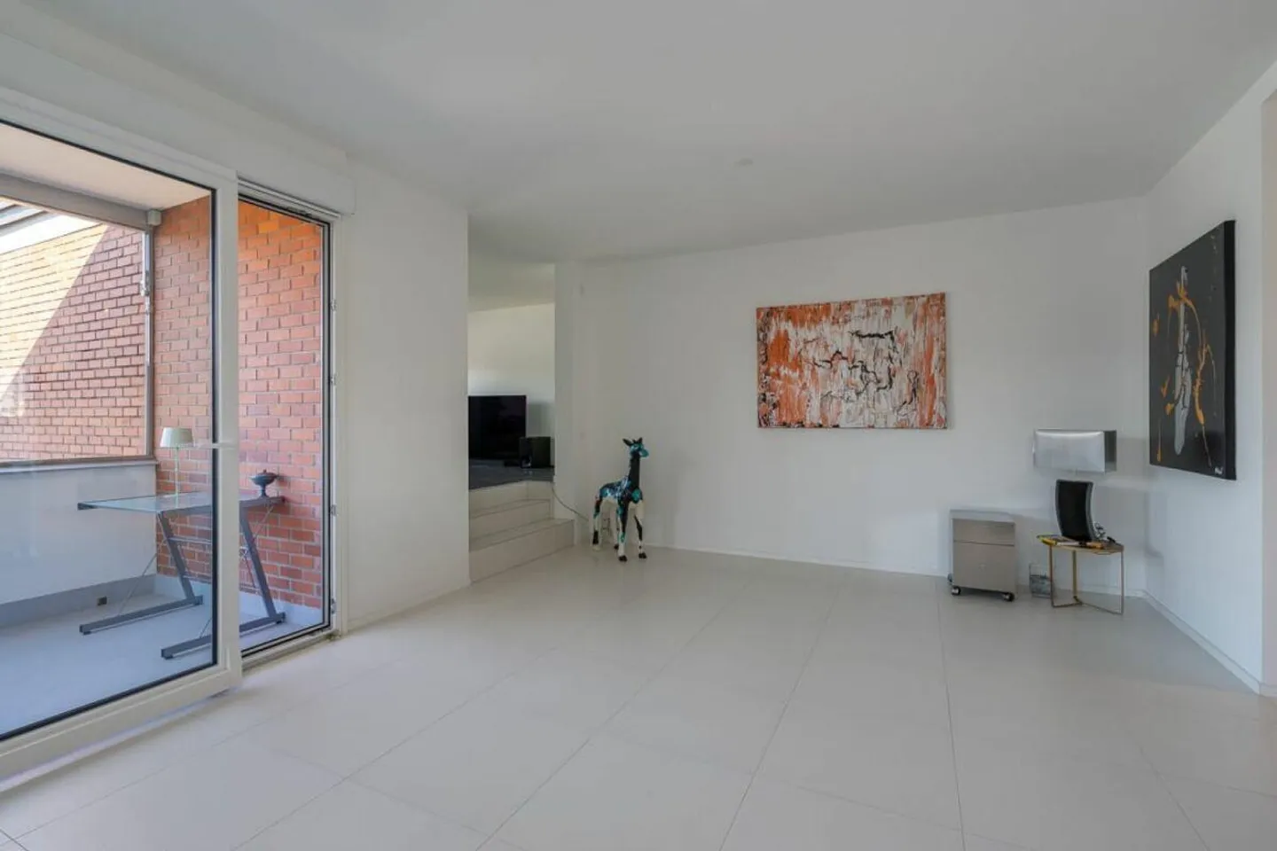 PARADISE · 3.5 ROOMS WITH LAKE VIEW - Photo 8 of 13