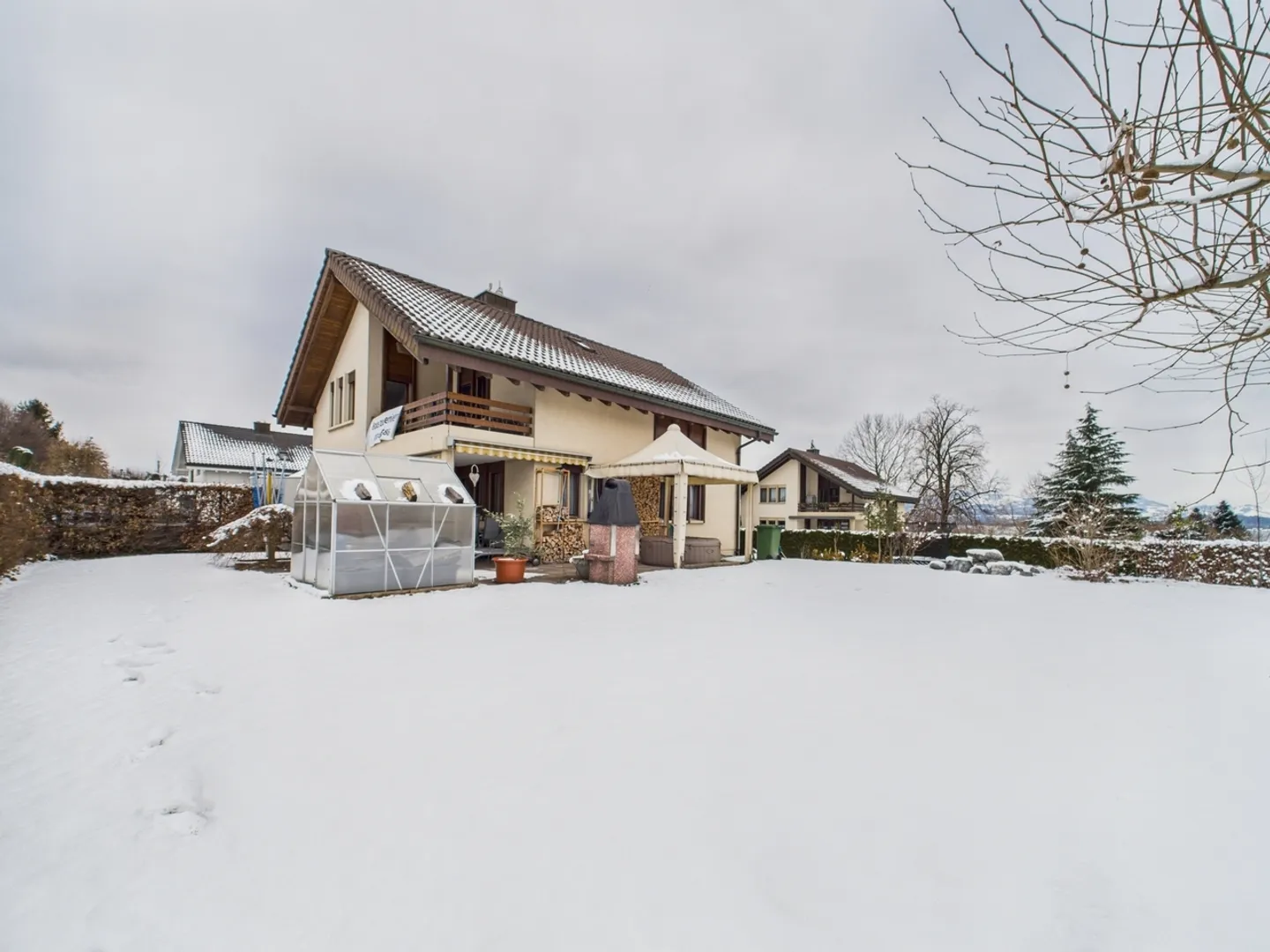 Ampia casa familiare di 6 stanze con balcone ad Altendorf - Foto 1 di 12