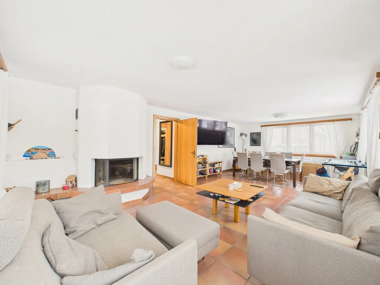 Ampia casa familiare di 6 stanze con balcone ad Altendorf - Foto 2 di 12