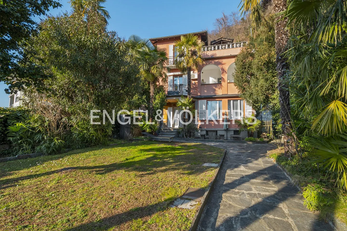 Casa patrizia con 3 appartamenti e giardino soleggiato (89) - Foto 1 di 15