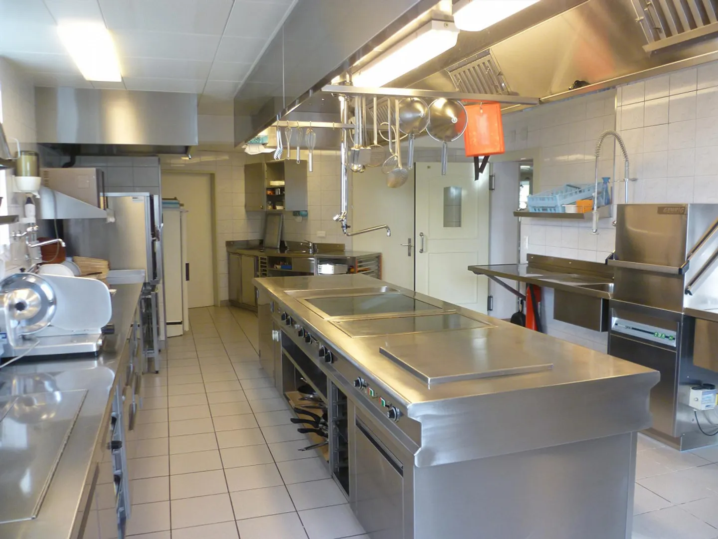 Trasferisciti e inizia - Ottimo ristorante vicino al lago - Foto 3 di 10
