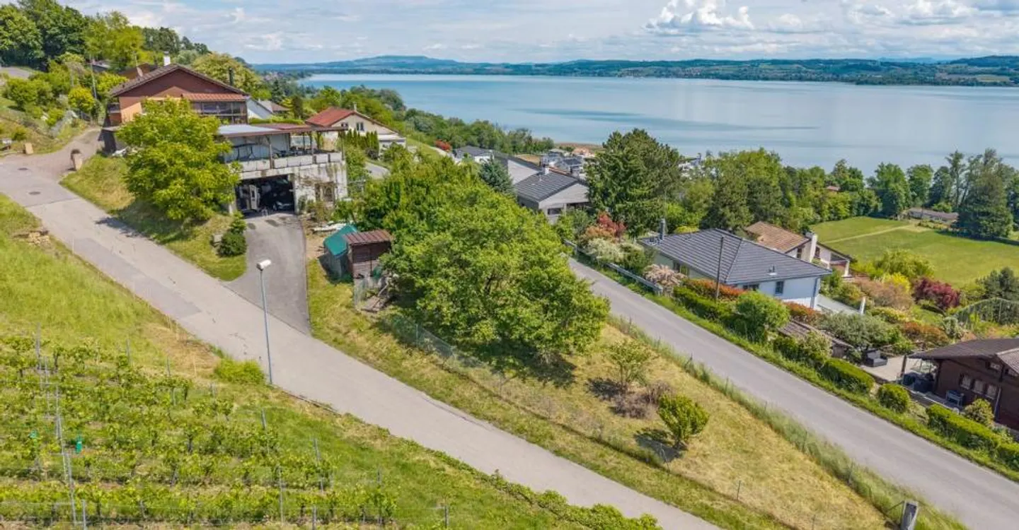 Casa con vista sul lago di Morat e la possibilità di costruire un appartamento - Foto 1 di 9