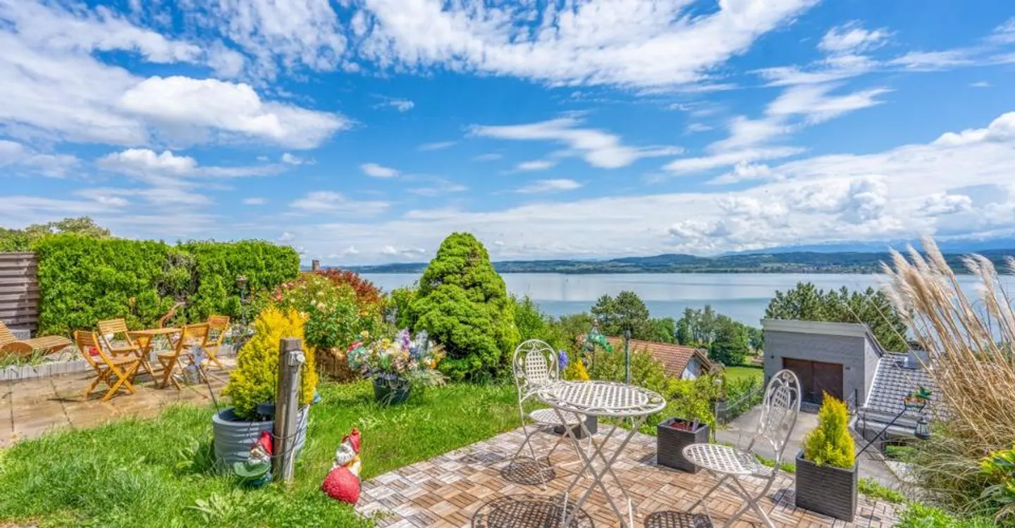 Casa con vista sul lago di Morat e la possibilità di costruire un appartamento - Foto 3 di 9