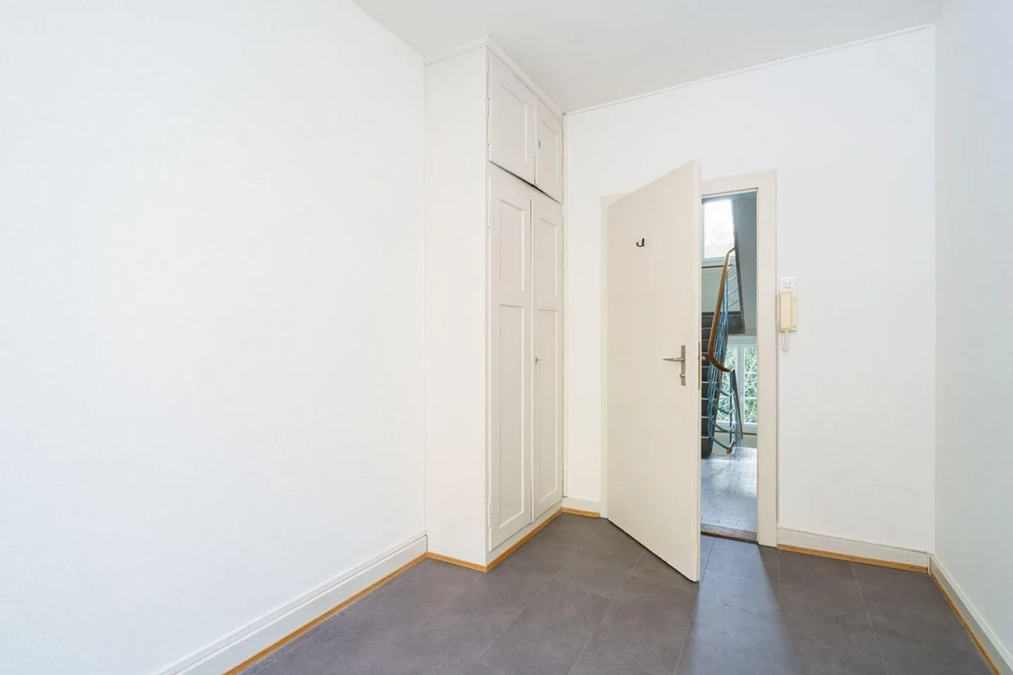 Charmante mansarde 1 pièce dans un emplacement central à Bâle - m9.50 - Photo 2 sur 3