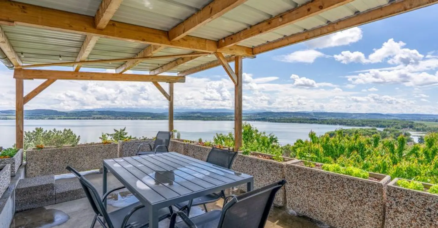 Casa con vista sul lago di Morat e la possibilità di costruire un appartamento - Foto 7 di 9