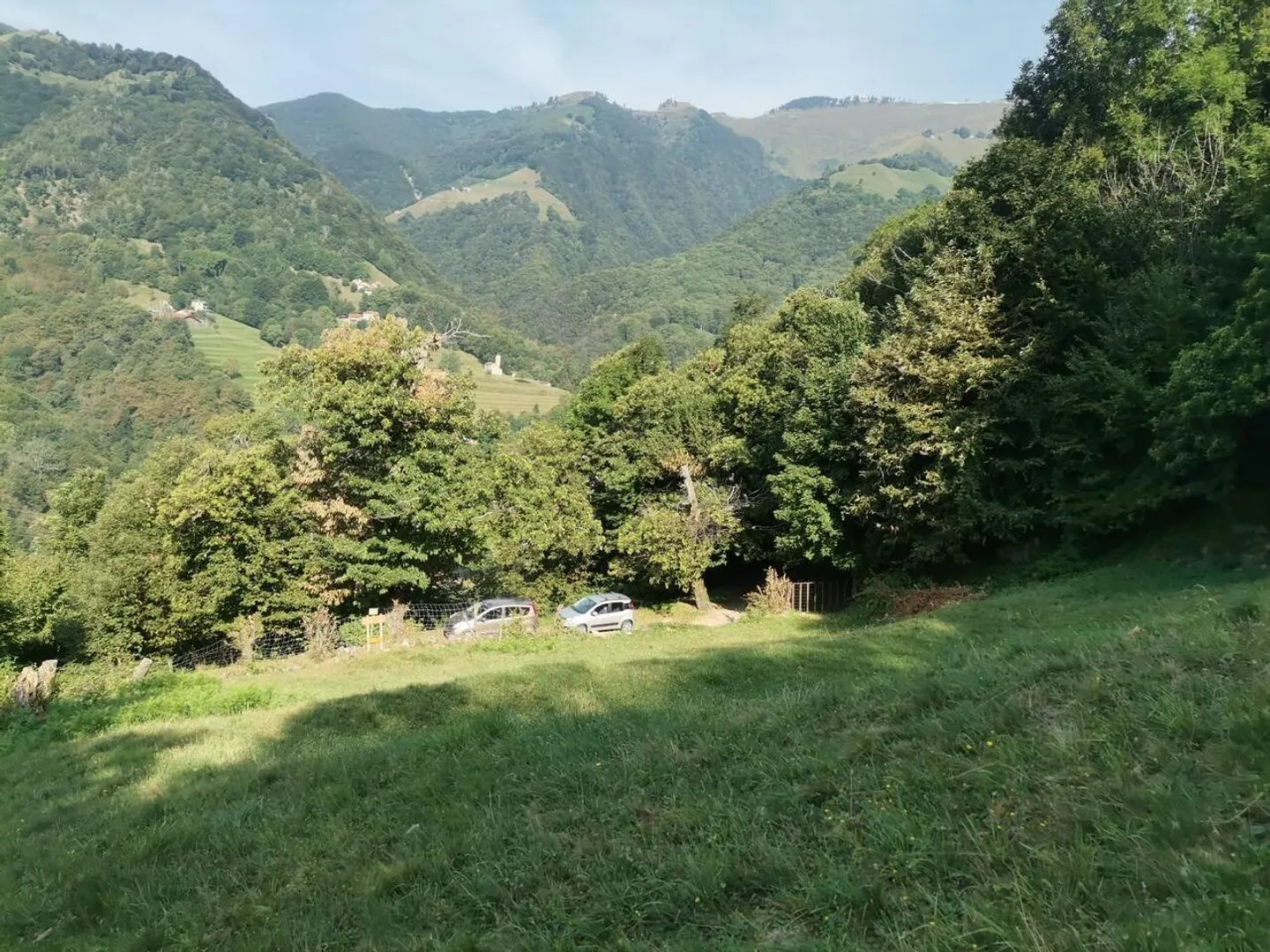 Sonniges Baugrundstück in Muggio - Foto 1 von 8