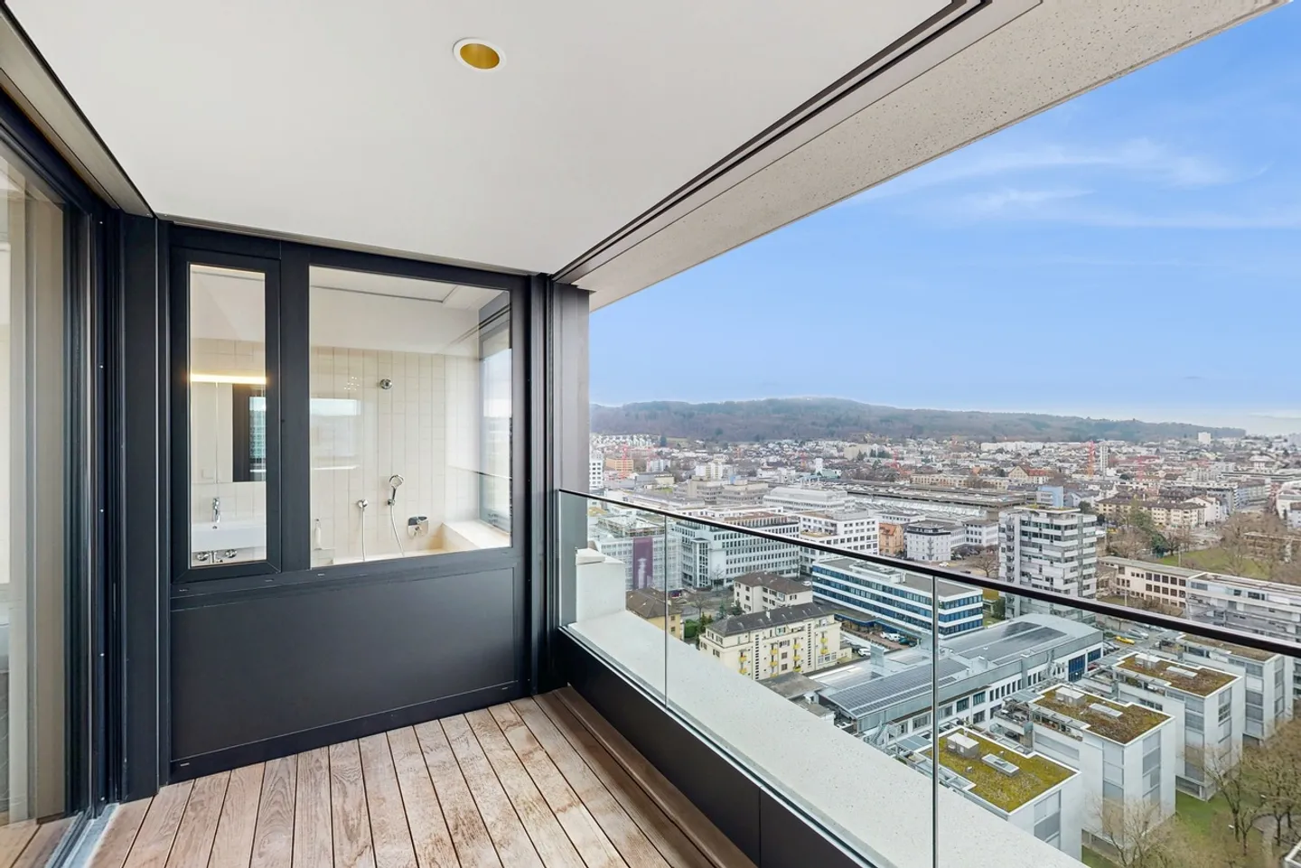 Exclusive living above the rooftops of Zurich - limited until 31.01.2028! - Photo 1 of 9