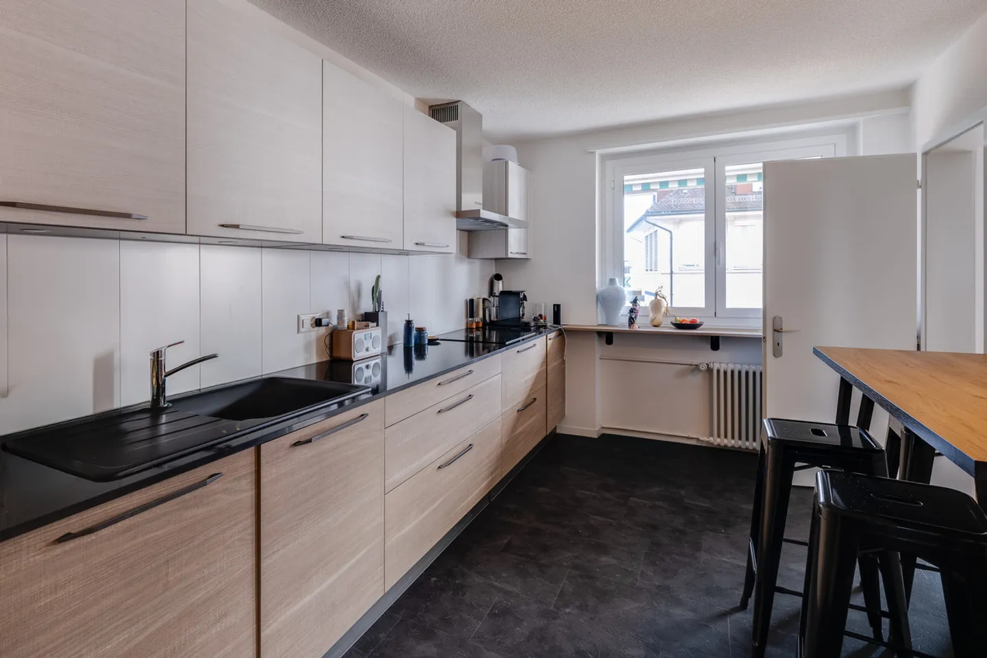 Attractive MFH/investment property with 7 apartments in an excellent location - Photo 2 of 21