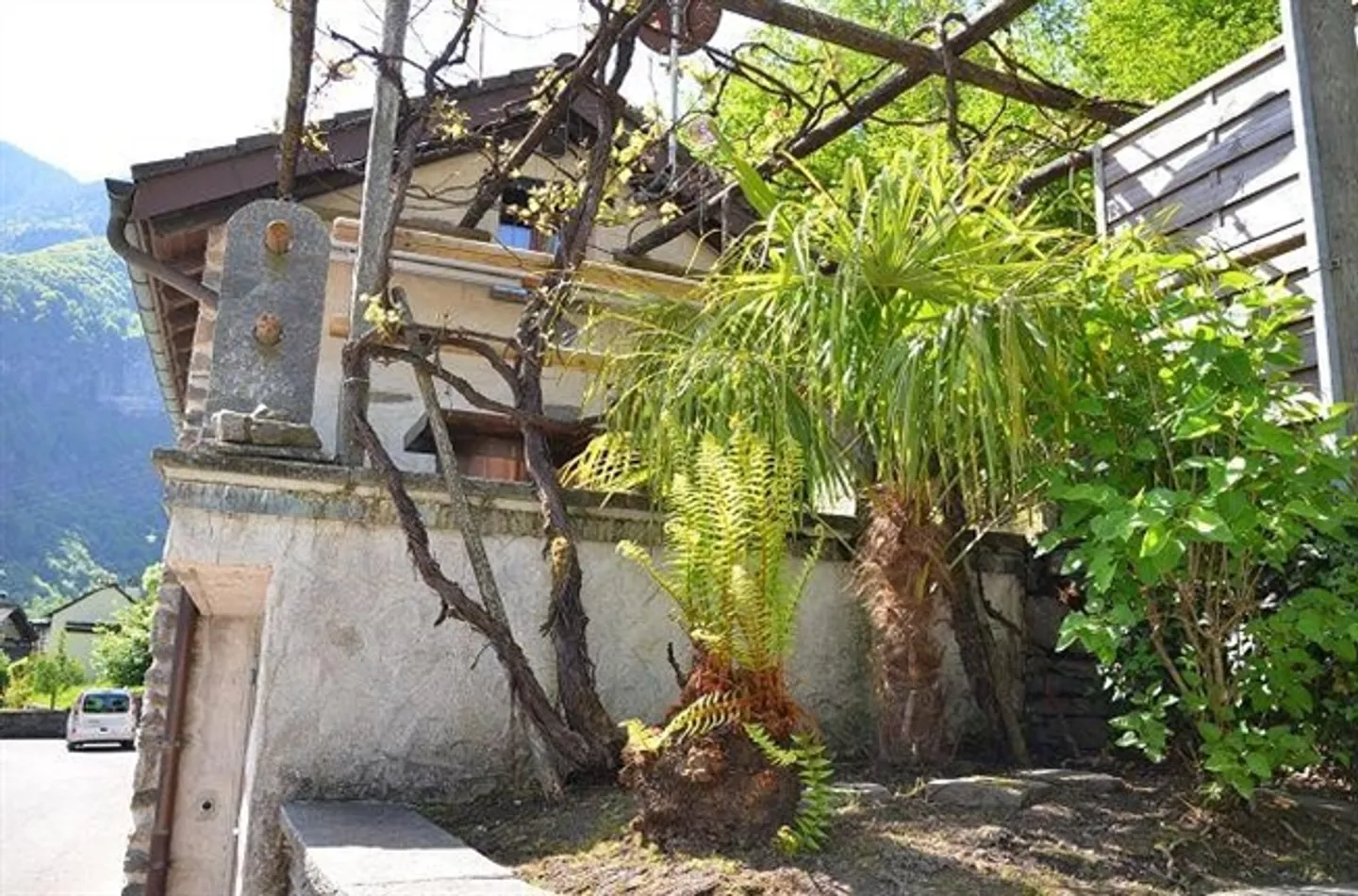 «3-stöckiges rustikales Haus mit großer Terrasse und kleinem Garten / Bel rustico di 3 piani con grande terrazza e piccolo giardino» - Foto 12 di 17