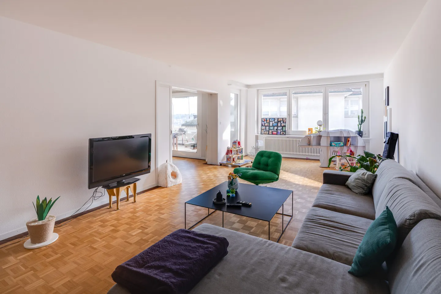 Attractive MFH/investment property with 7 apartments in an excellent location - Photo 4 of 21