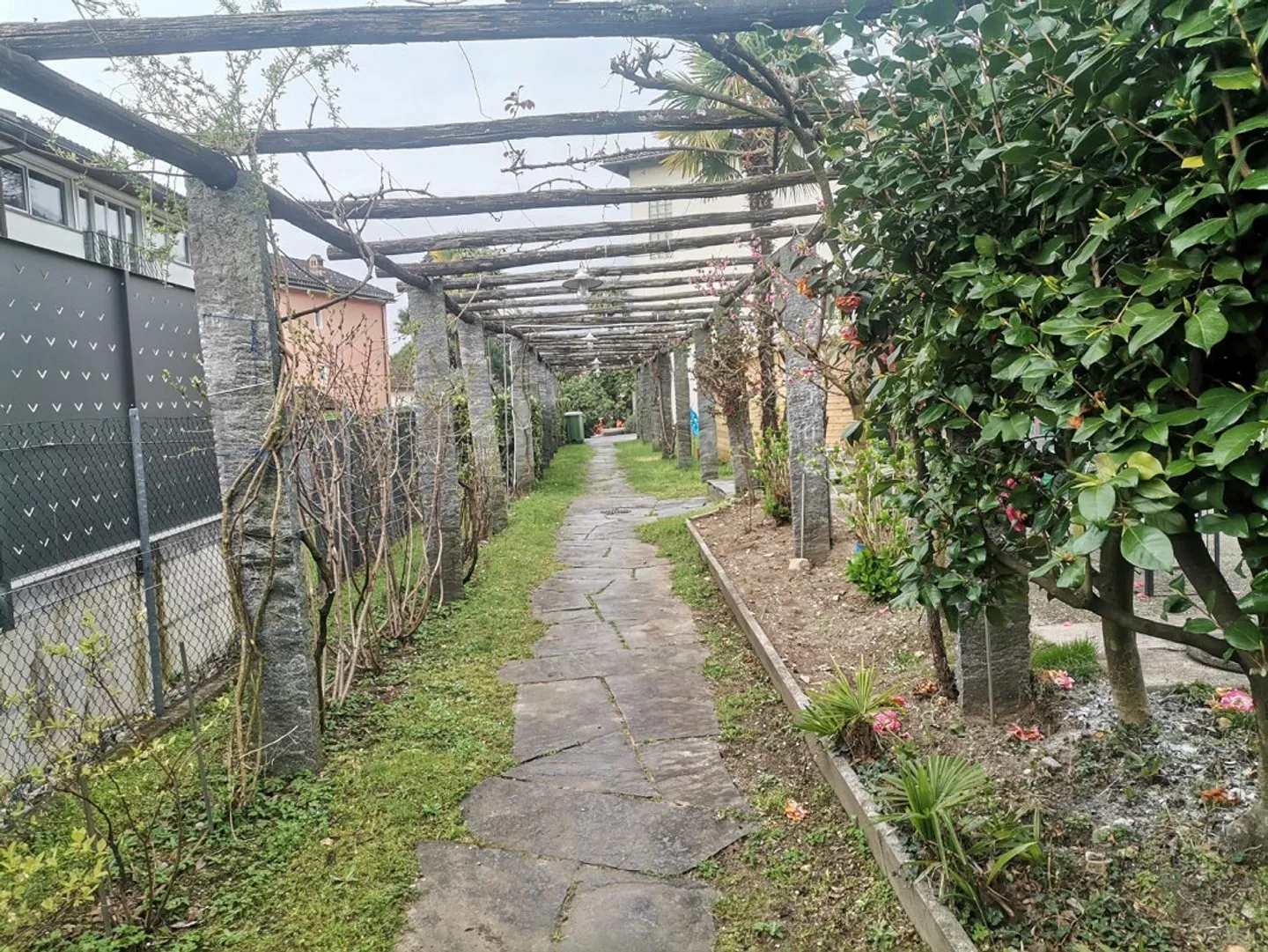 «Appartamento in casa bifamiliare 7.5 locali con giardino / 1/2-Zimmer-Duplex-Wohnung mit Garten in 2 FMH» - Foto 16 di 22