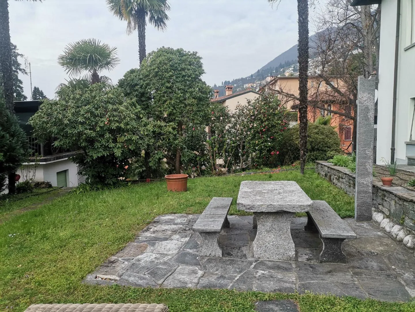 «Appartamento in casa bifamiliare 7.5 locali con giardino / 1/2-Zimmer-Duplex-Wohnung mit Garten in 2 FMH» - Foto 17 di 22