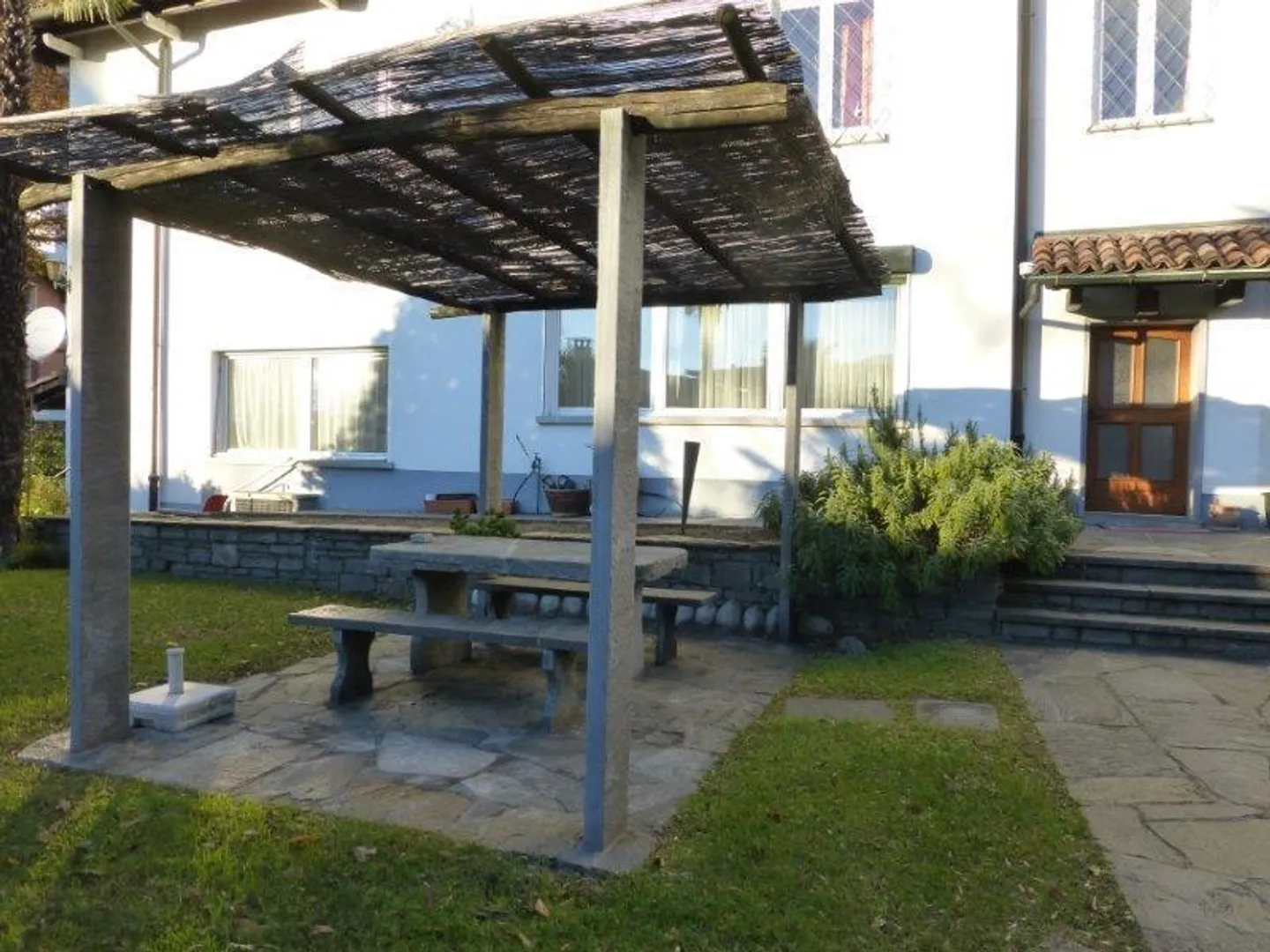 «Appartamento in casa bifamiliare 7.5 locali con giardino / 1/2-Zimmer-Duplex-Wohnung mit Garten in 2 FMH» - Foto 18 di 22