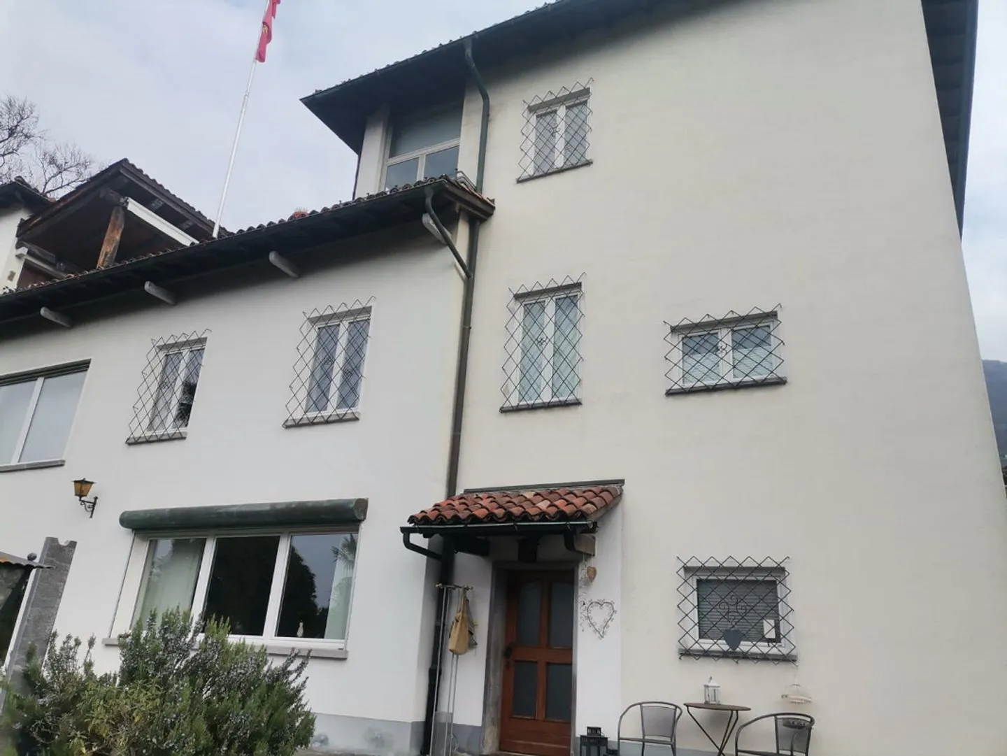 «Appartamento in casa bifamiliare 7.5 locali con giardino / 1/2-Zimmer-Duplex-Wohnung mit Garten in 2 FMH» - Foto 1 di 22