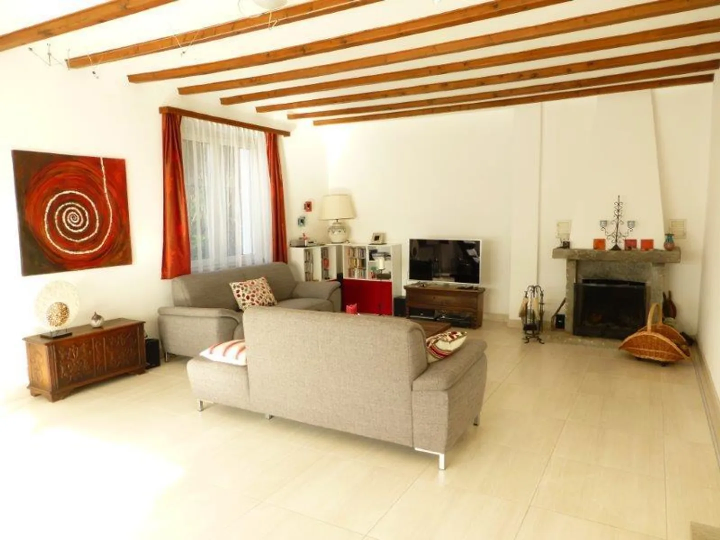 «Appartamento in casa bifamiliare 7.5 locali con giardino / 1/2-Zimmer-Duplex-Wohnung mit Garten in 2 FMH» - Foto 3 di 22