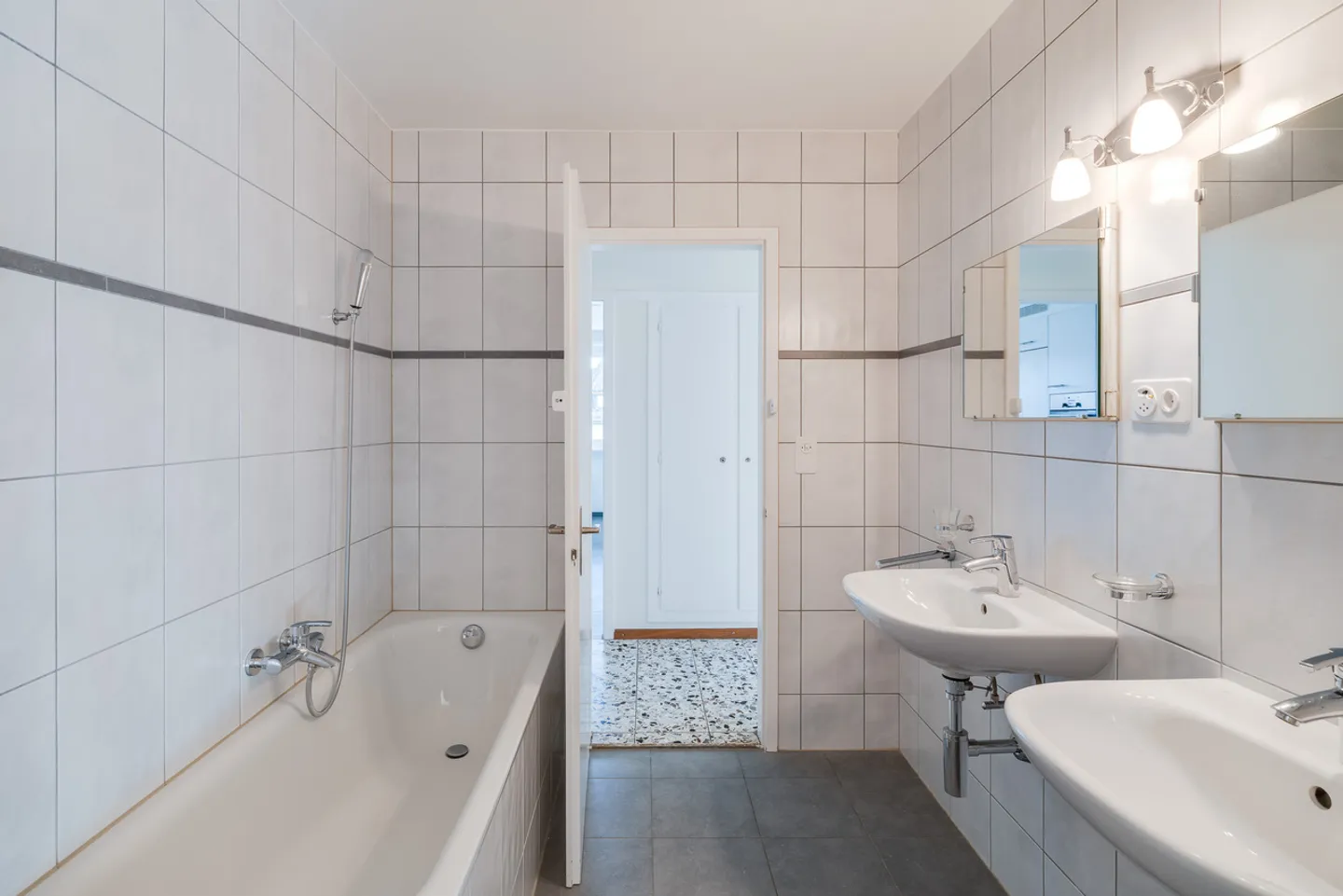 Attractive MFH/investment property with 7 apartments in an excellent location - Photo 13 of 21