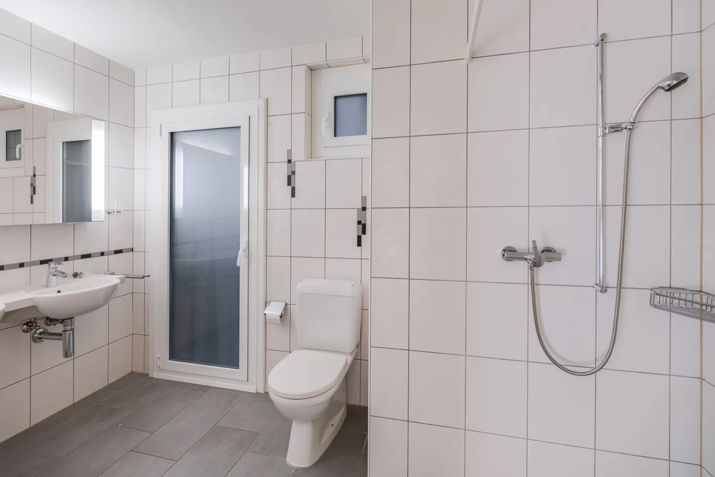 Attractive MFH/investment property with 7 apartments in an excellent location - Photo 14 of 21