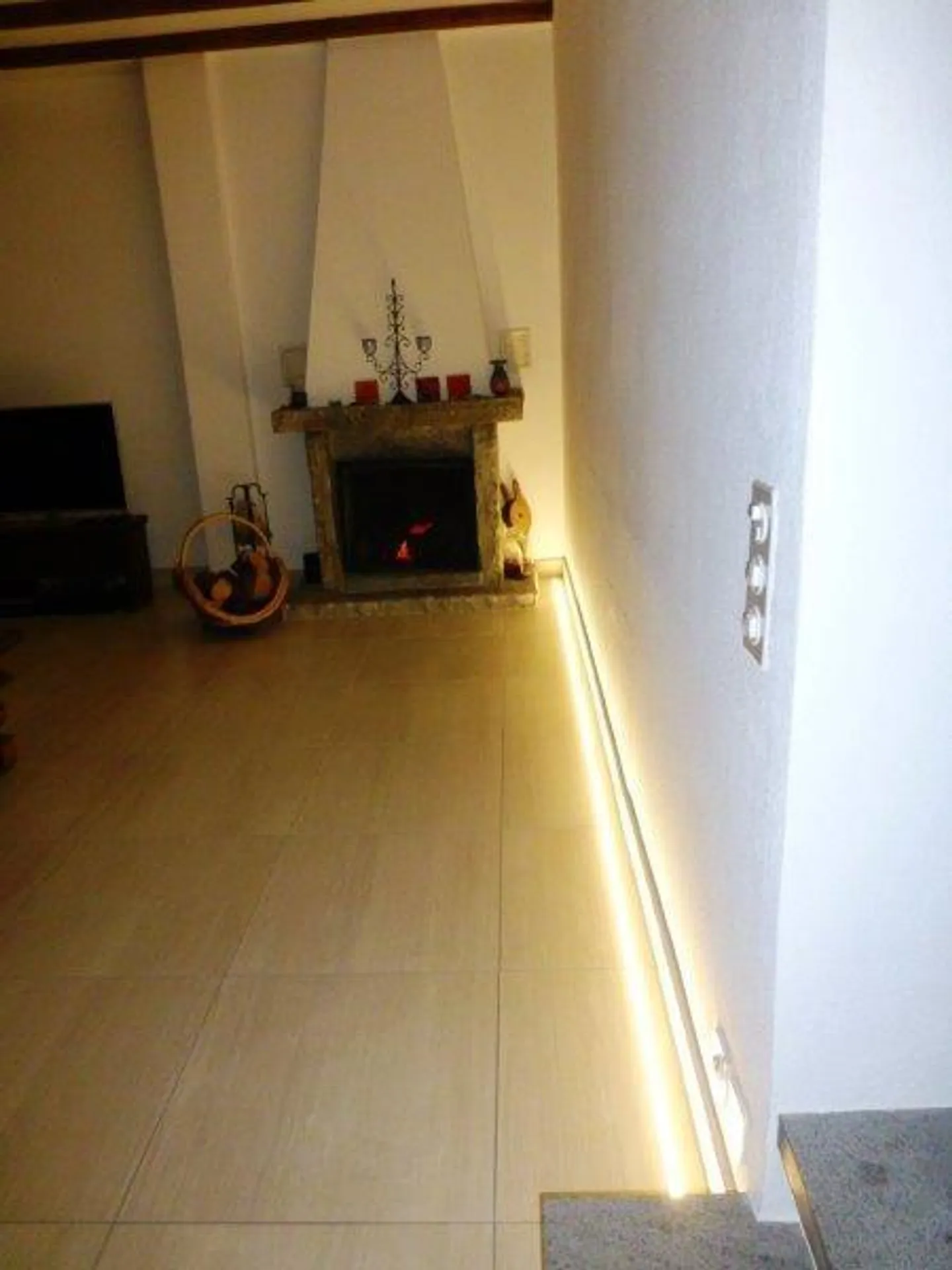 «Appartamento in casa bifamiliare 7.5 locali con giardino / 1/2-Zimmer-Duplex-Wohnung mit Garten in 2 FMH» - Foto 5 di 22