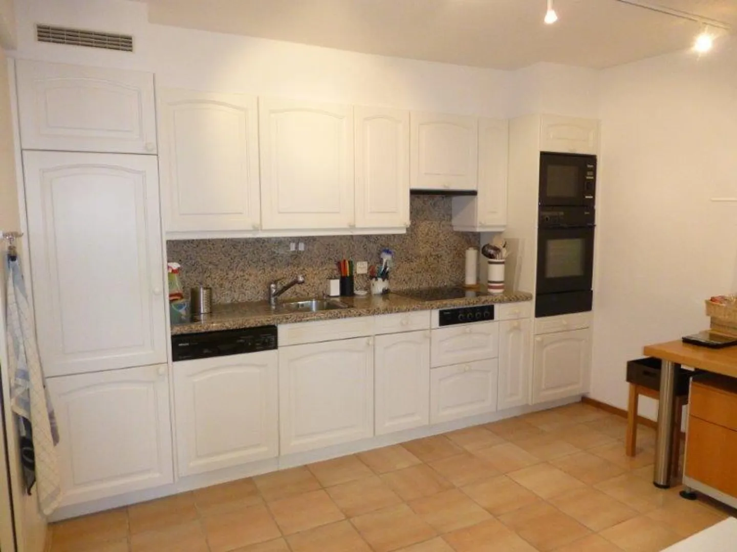 «Appartamento in casa bifamiliare 7.5 locali con giardino / 1/2-Zimmer-Duplex-Wohnung mit Garten in 2 FMH» - Foto 8 di 22