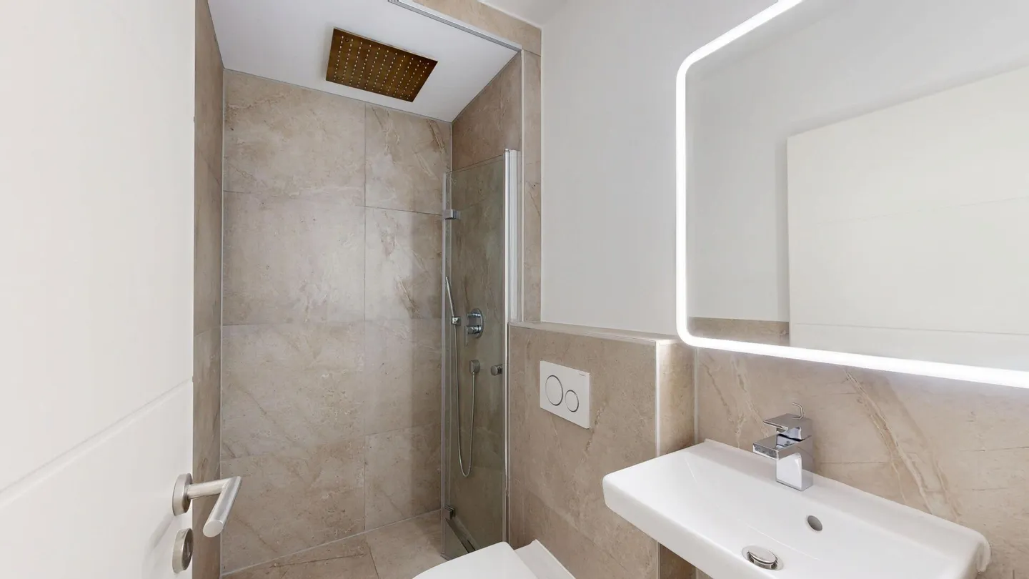 Luce, spazio e qualità abitativa - Appartamento modernizzato in una zona tranquilla di Riehen - Foto 11 di 15