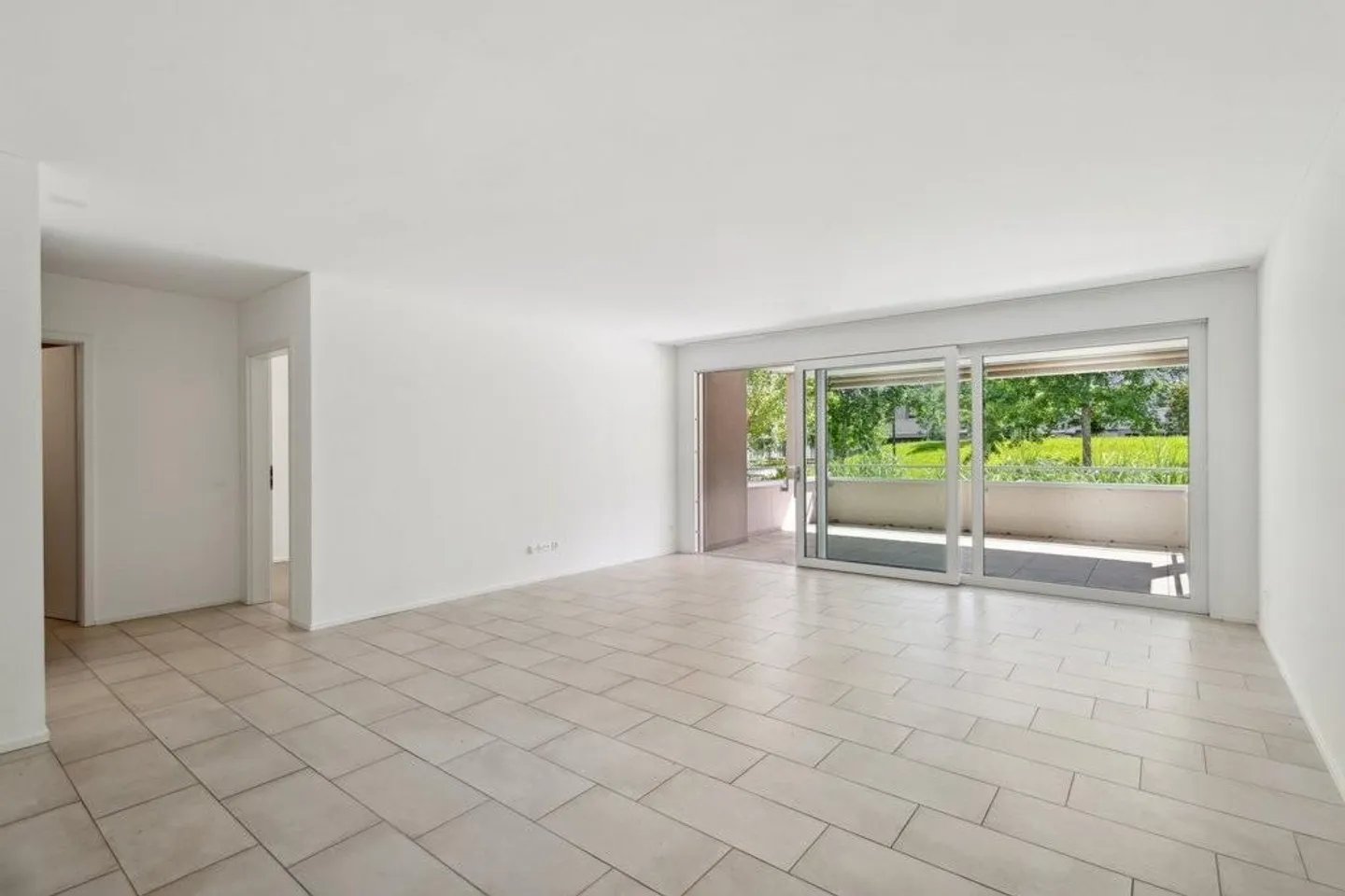 Appartement moderne dans parc vert - Photo 3 sur 8