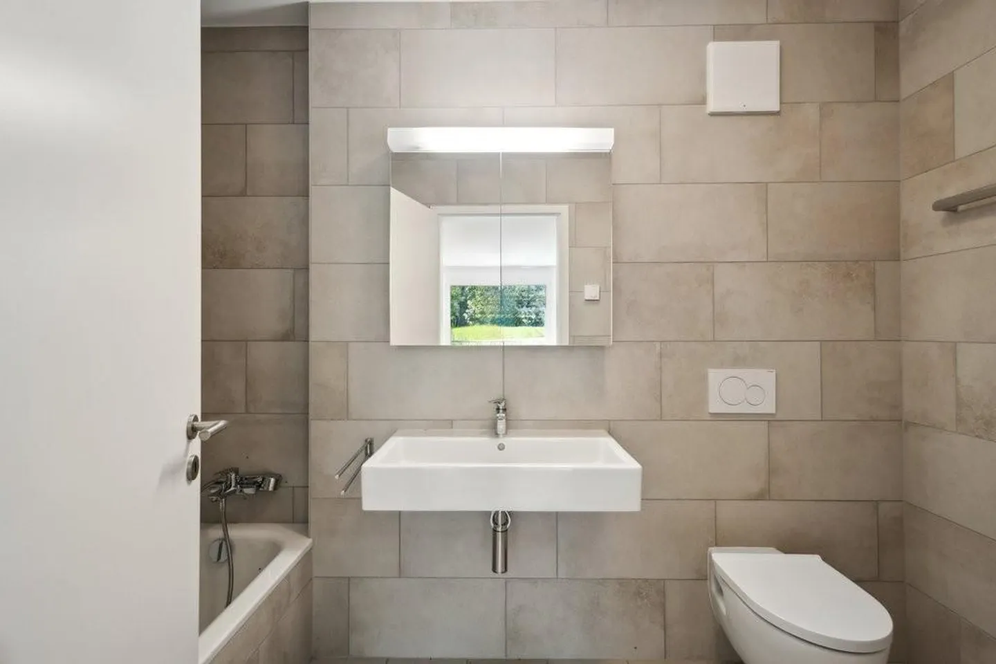 Appartement moderne dans parc vert - Photo 6 sur 8