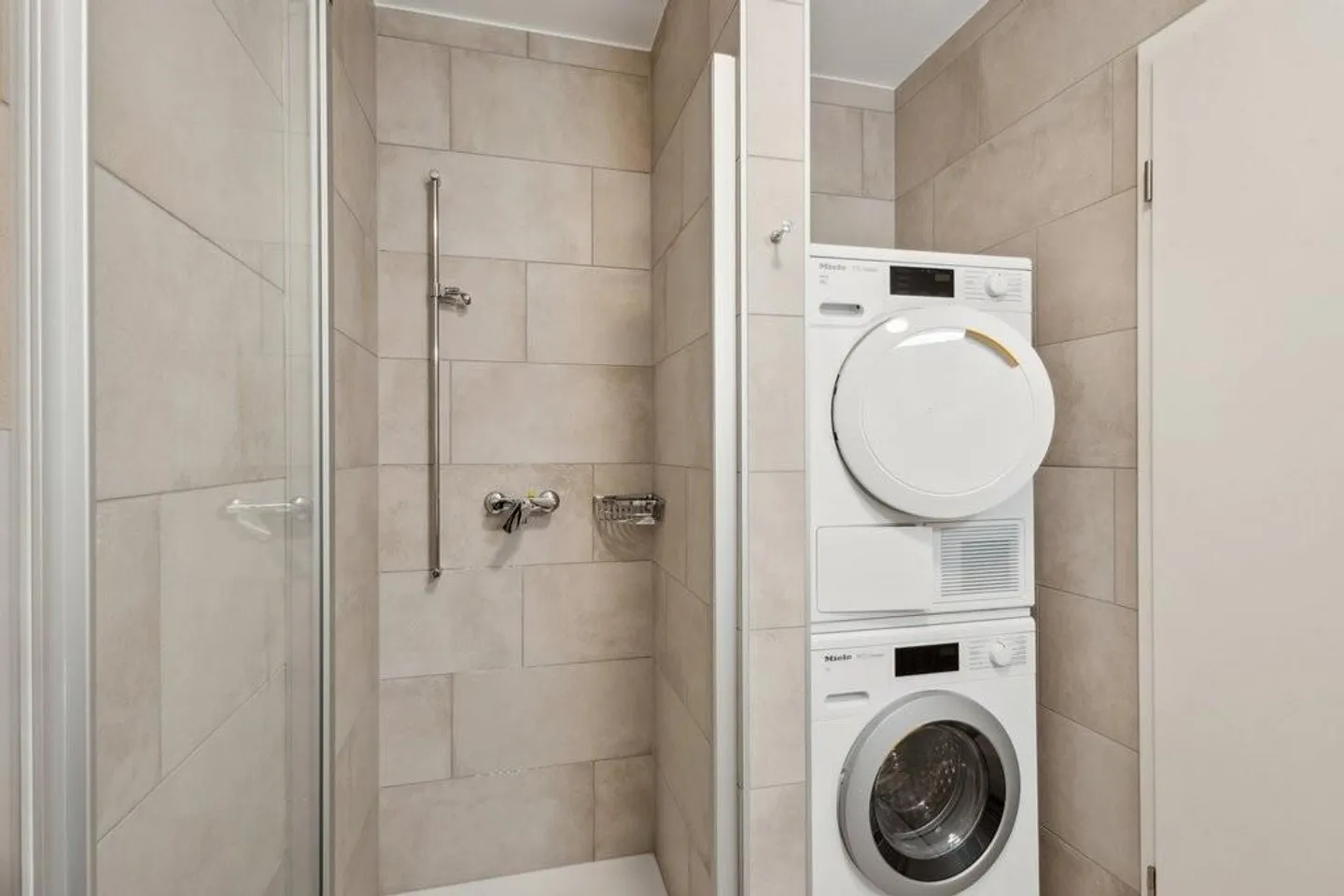 Appartement moderne dans parc vert - Photo 7 sur 8