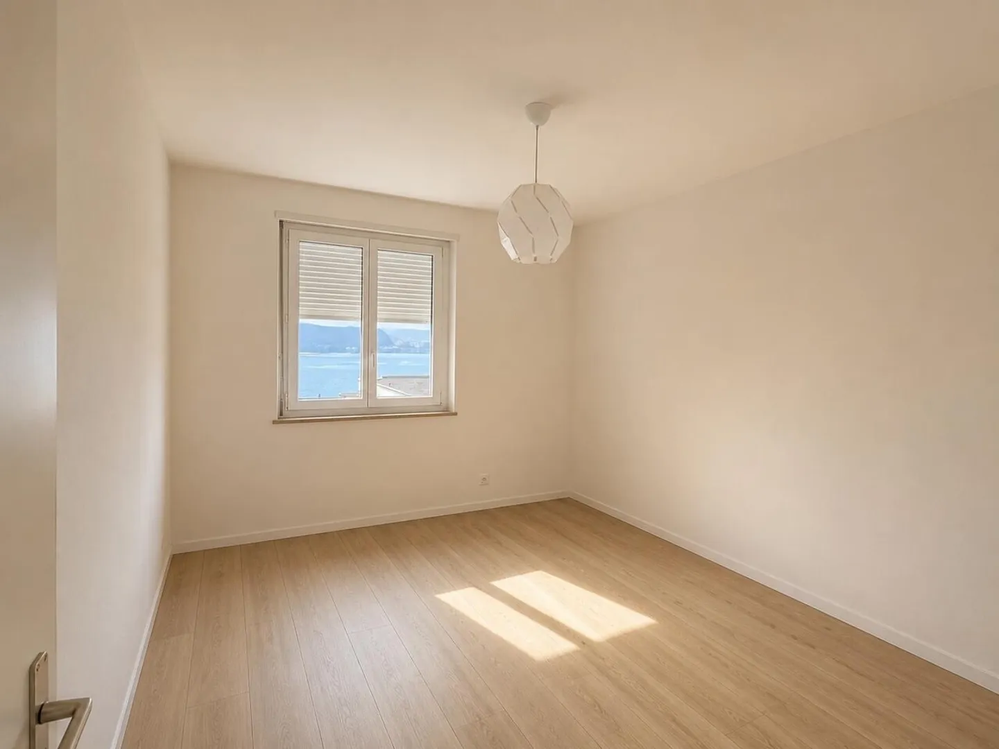 3.5-ROOM APARTMENTS WITH STUNNING LAKE VIEW - Photo 3 of 6
