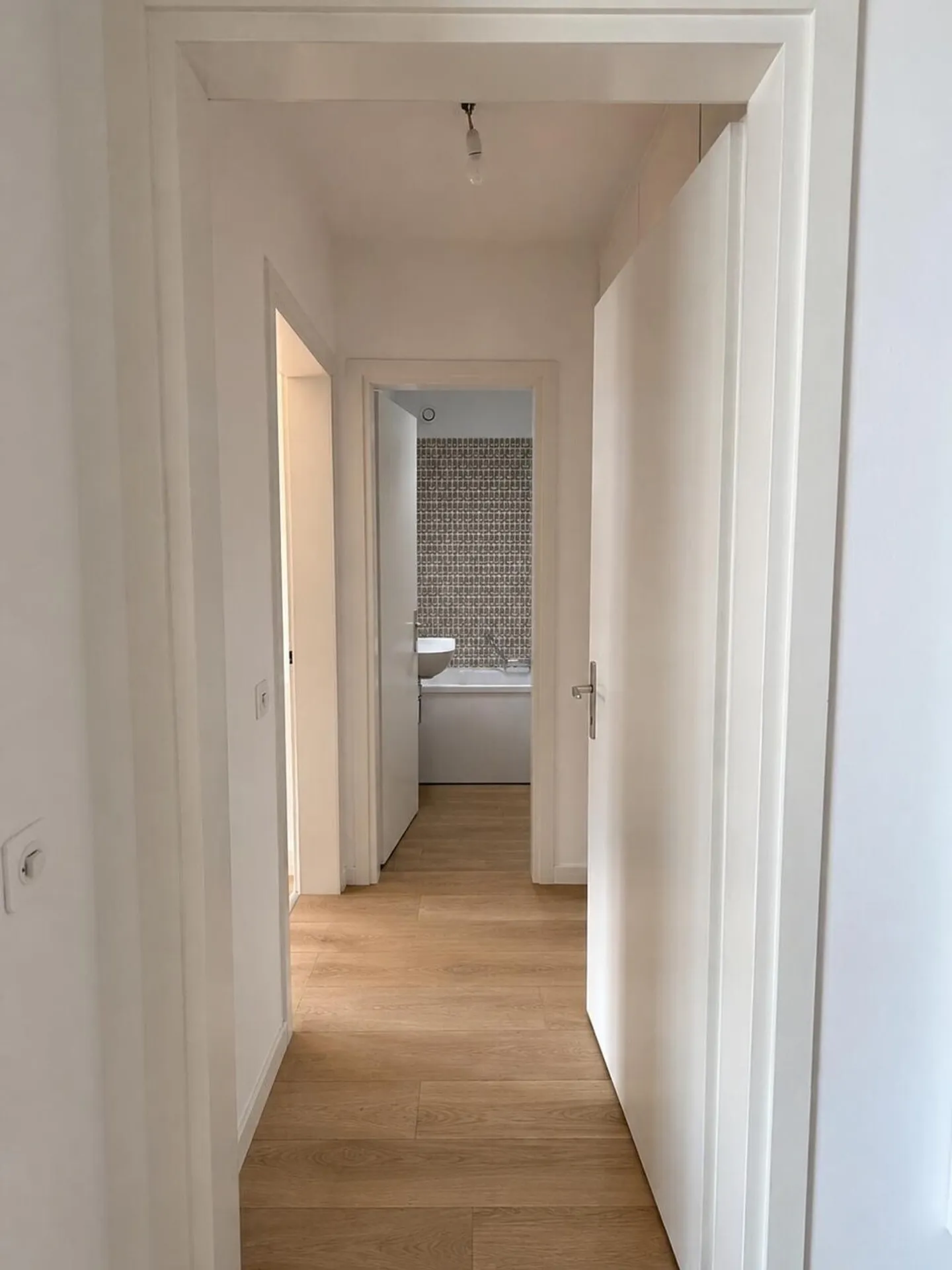 3.5-ROOM APARTMENTS WITH STUNNING LAKE VIEW - Photo 4 of 6