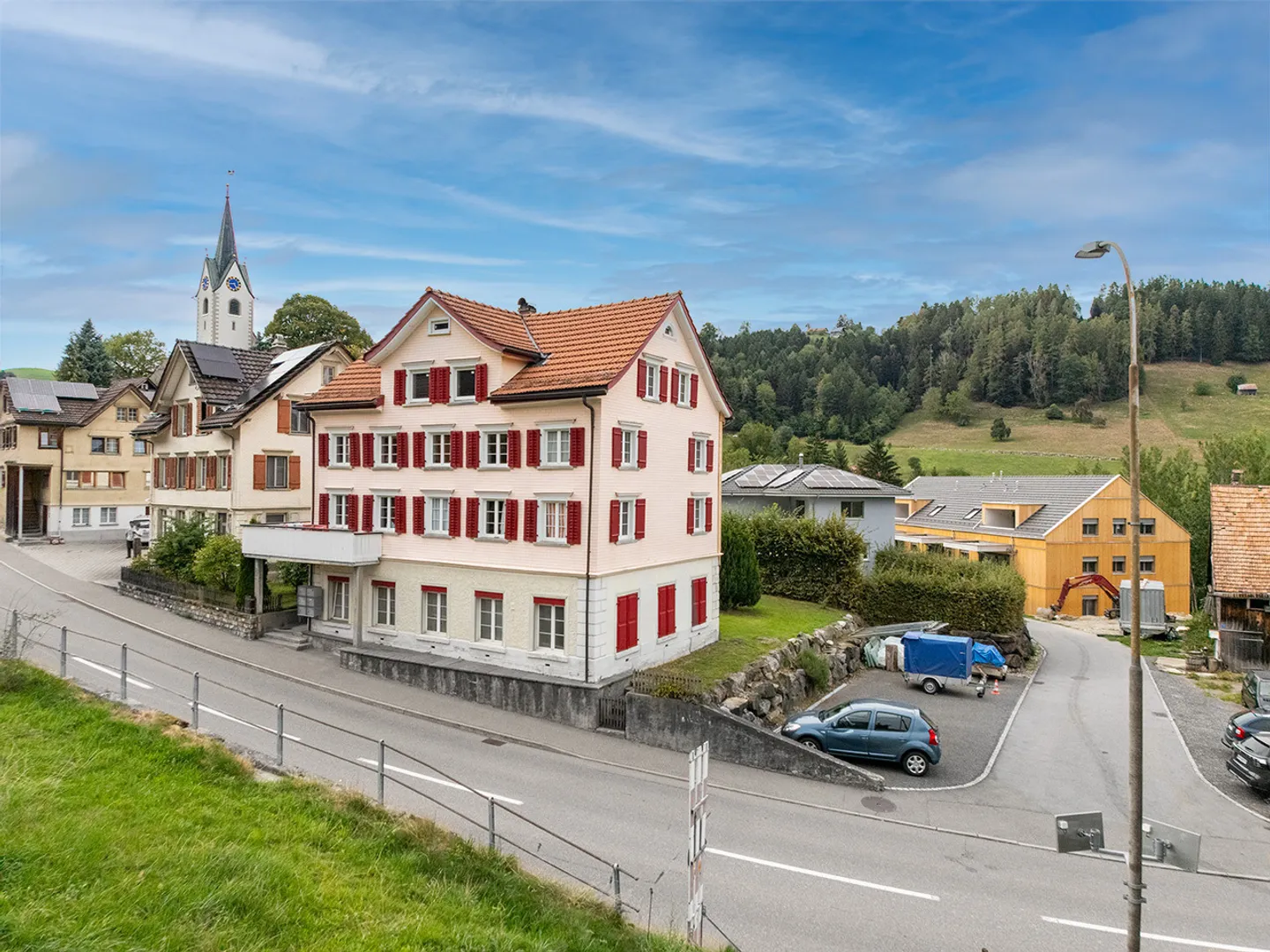 Options de logement variées avec un potentiel de développement attrayant - Photo 2 sur 13