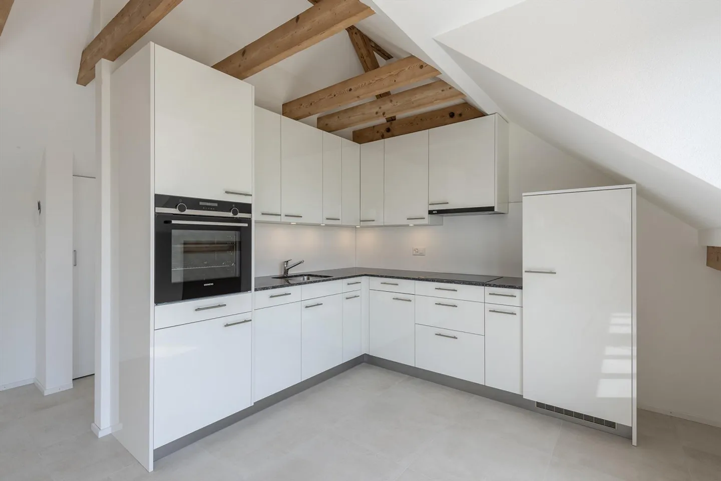 Bel appartement en penthouse avec une vue magnifique dans le quartier de Rossfeld - Photo 3 sur 12