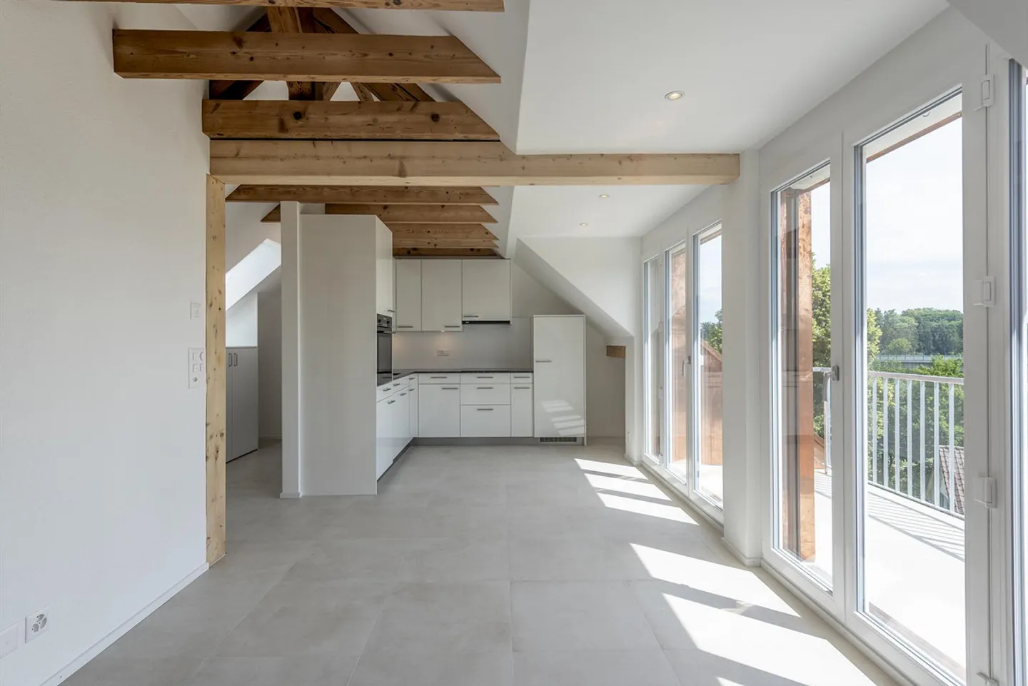 Bel appartement en penthouse avec une vue magnifique dans le quartier de Rossfeld - Photo 5 sur 12