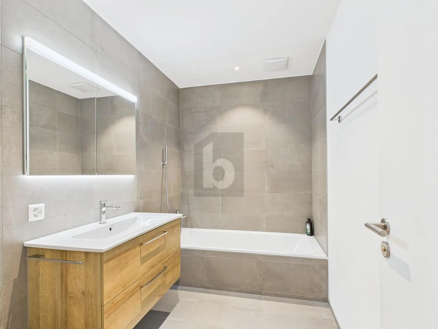 MODERN, QUIET AND WITH A VIEW - Photo 5 of 6